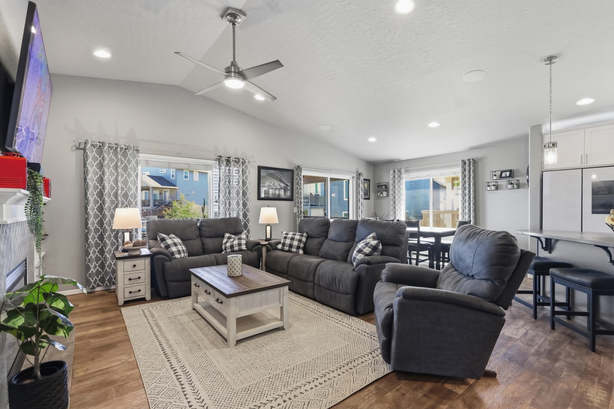 17217 E 17th Ave - Photo 2