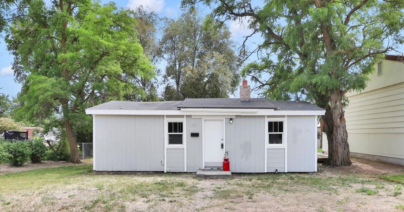 1211 W Bismark Ave - Photo 1