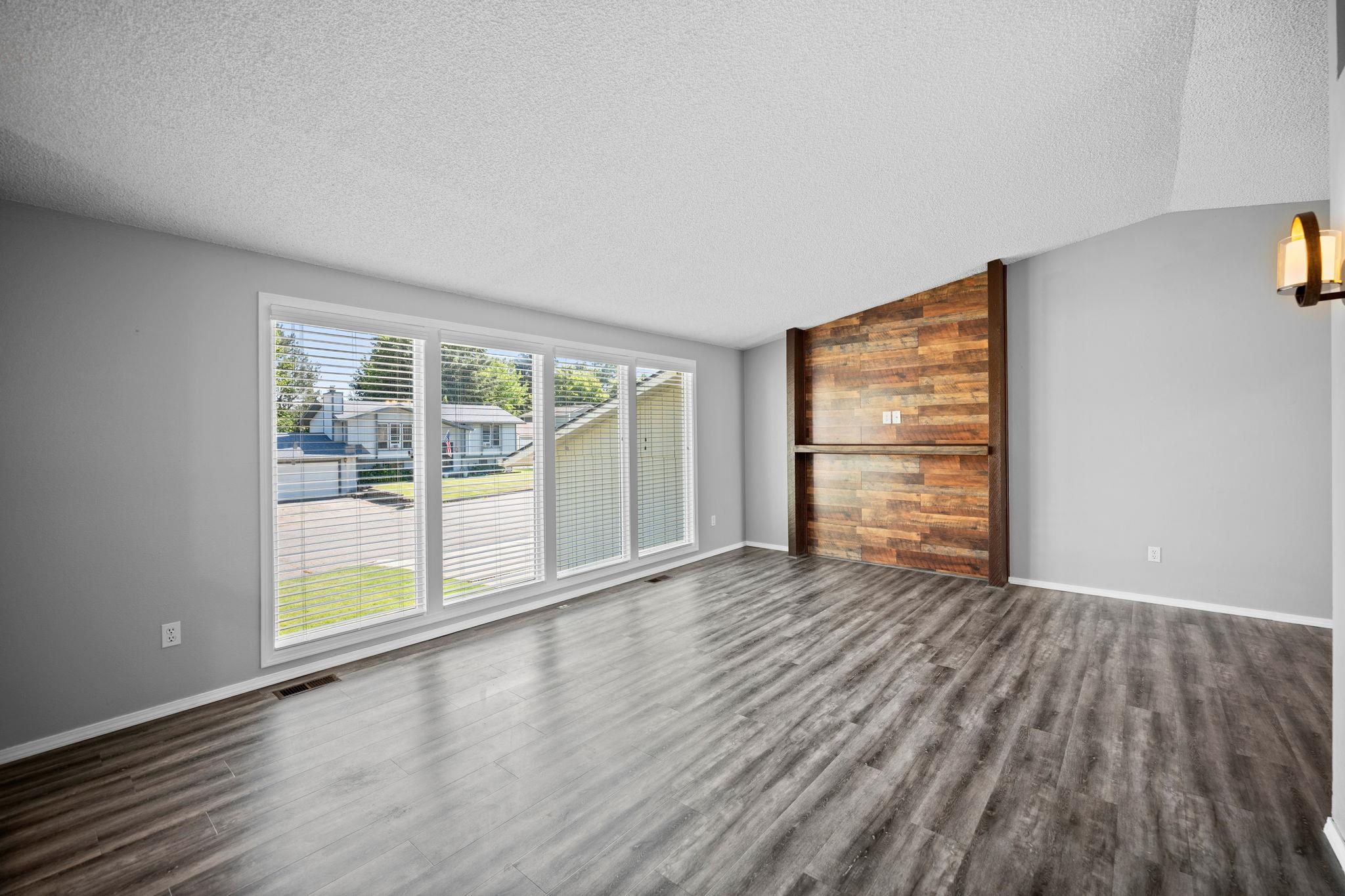 15313 E 14TH Ave - Photo 4