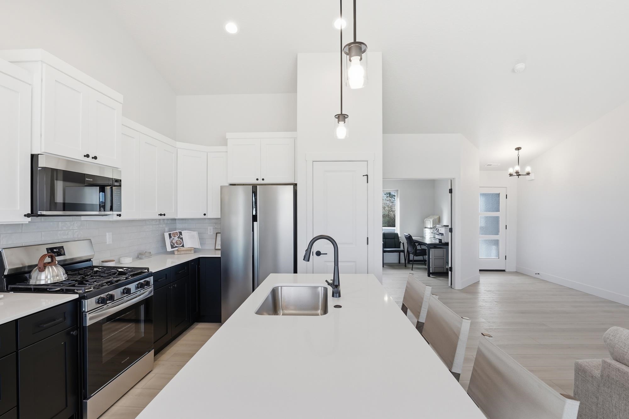 28 W 12th St - Photo 14