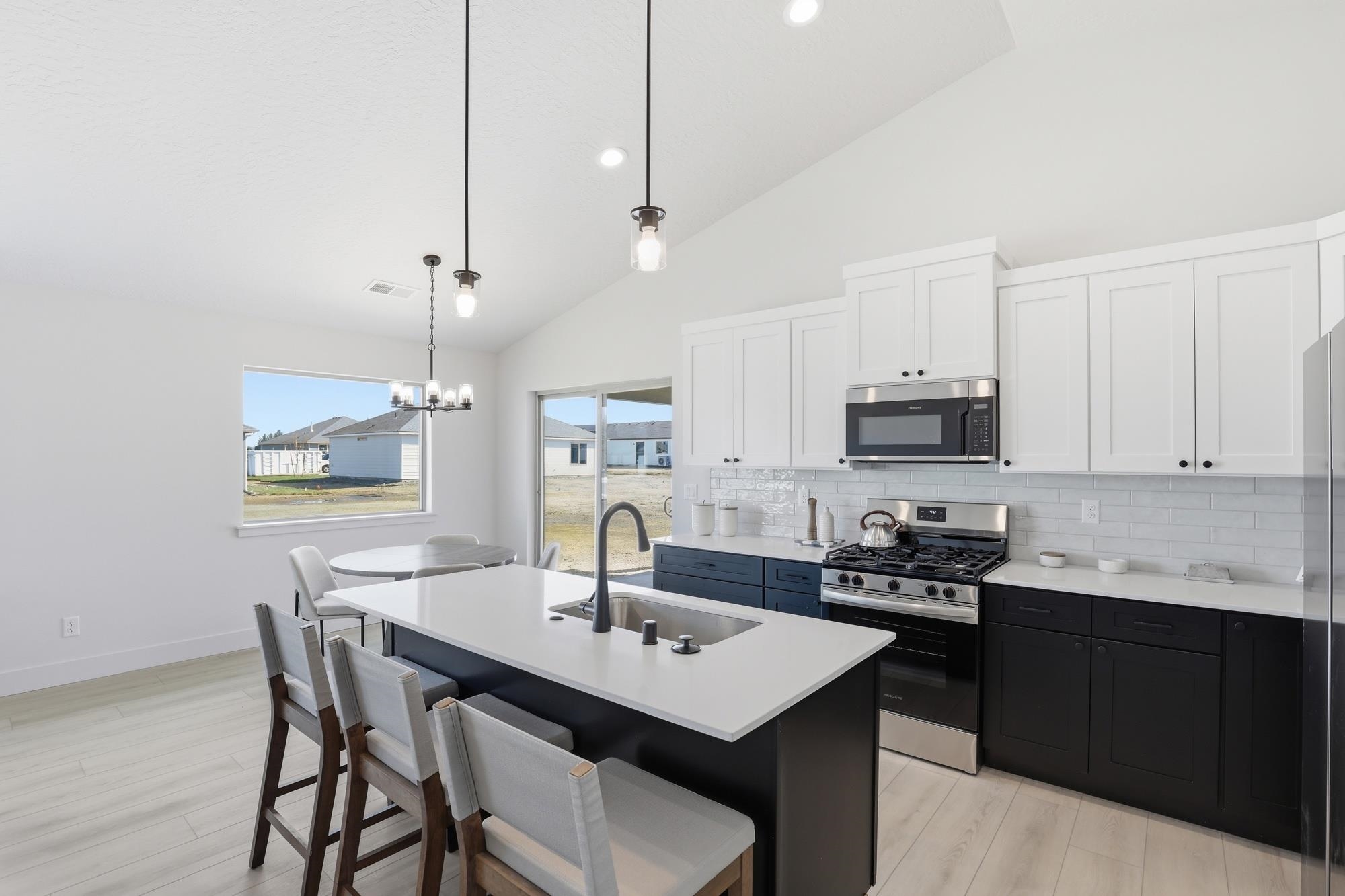 28 W 12th St - Photo 15