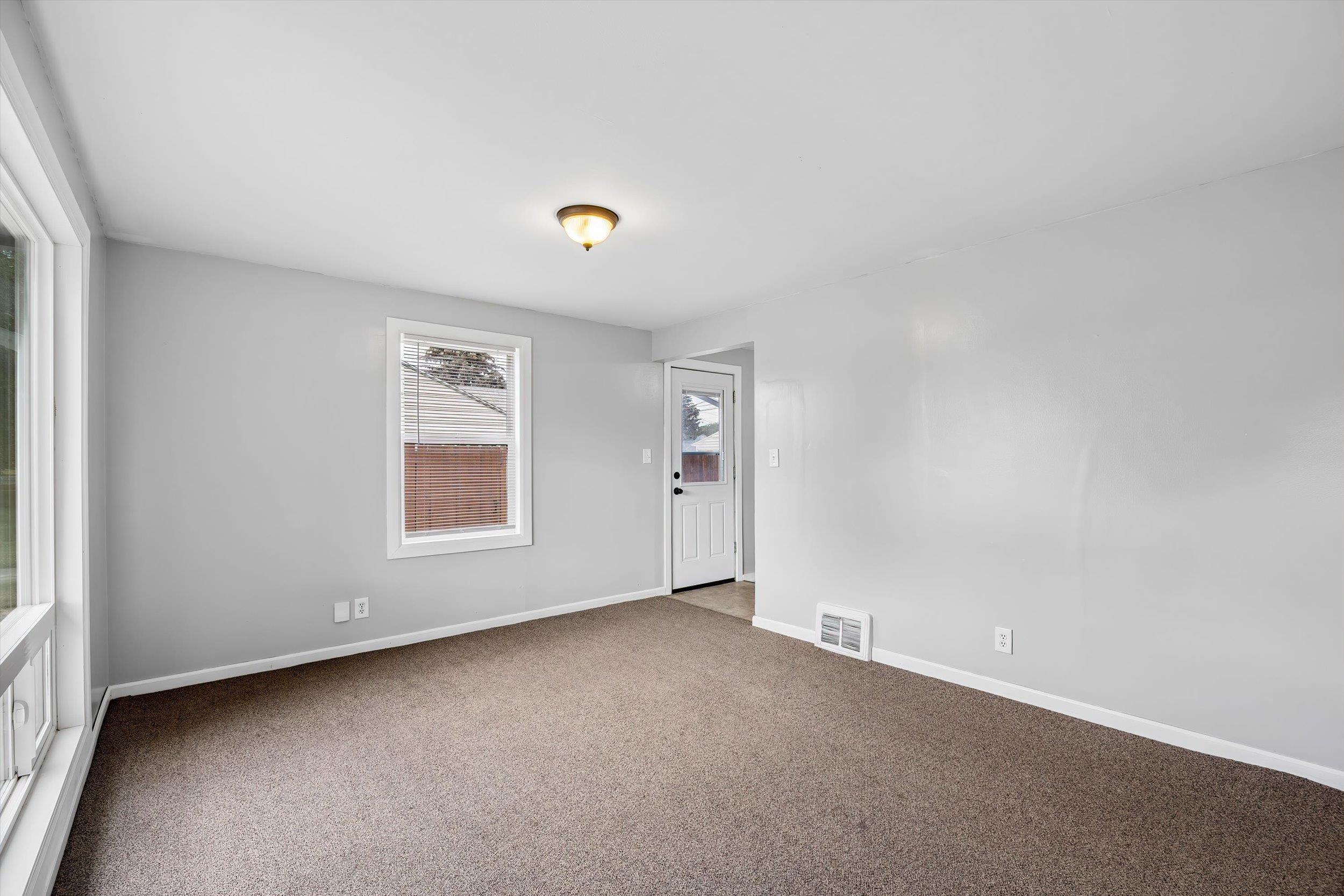 5828 N Milton St - Photo 4