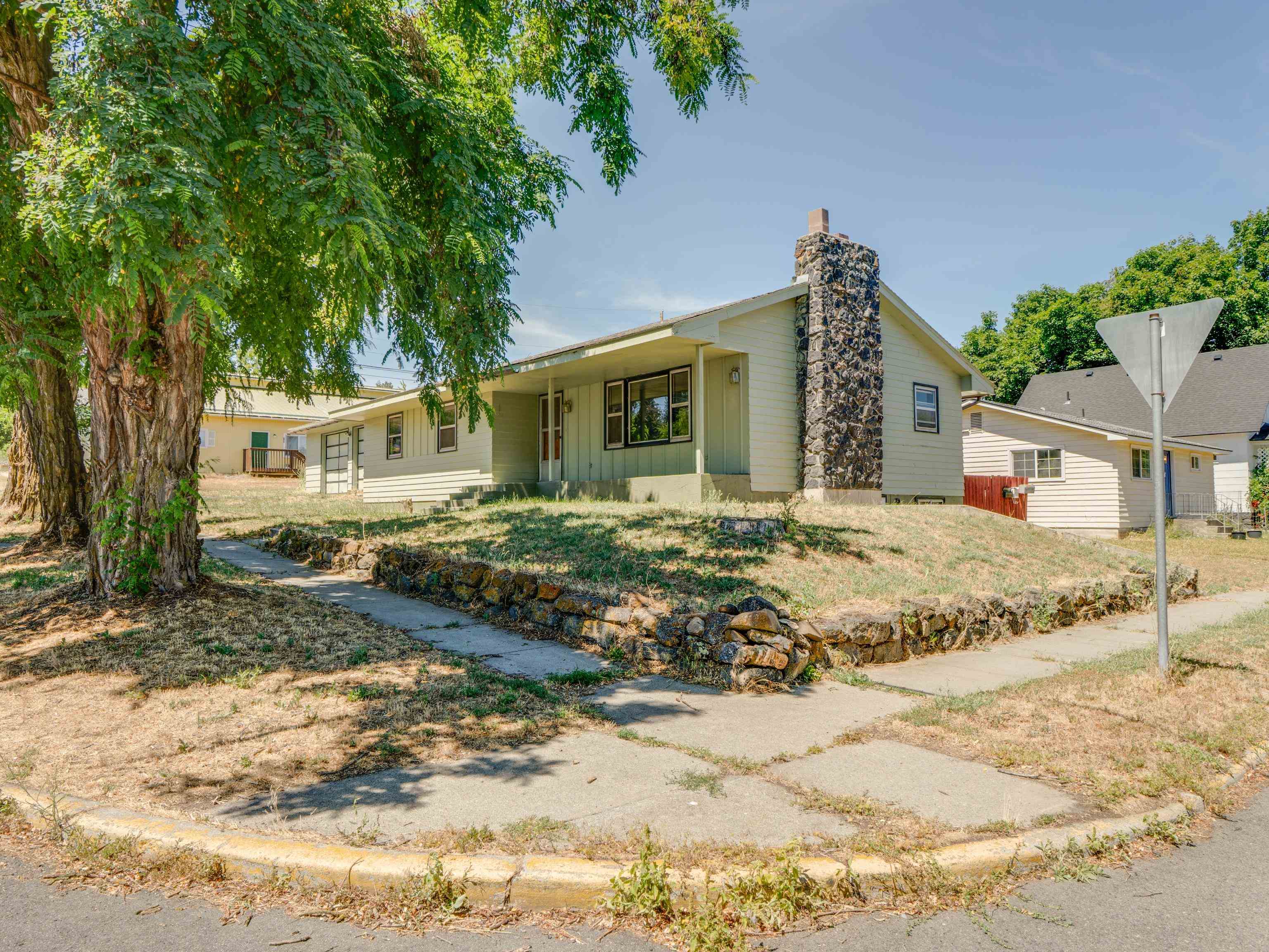 104 3rd St - Photo 3