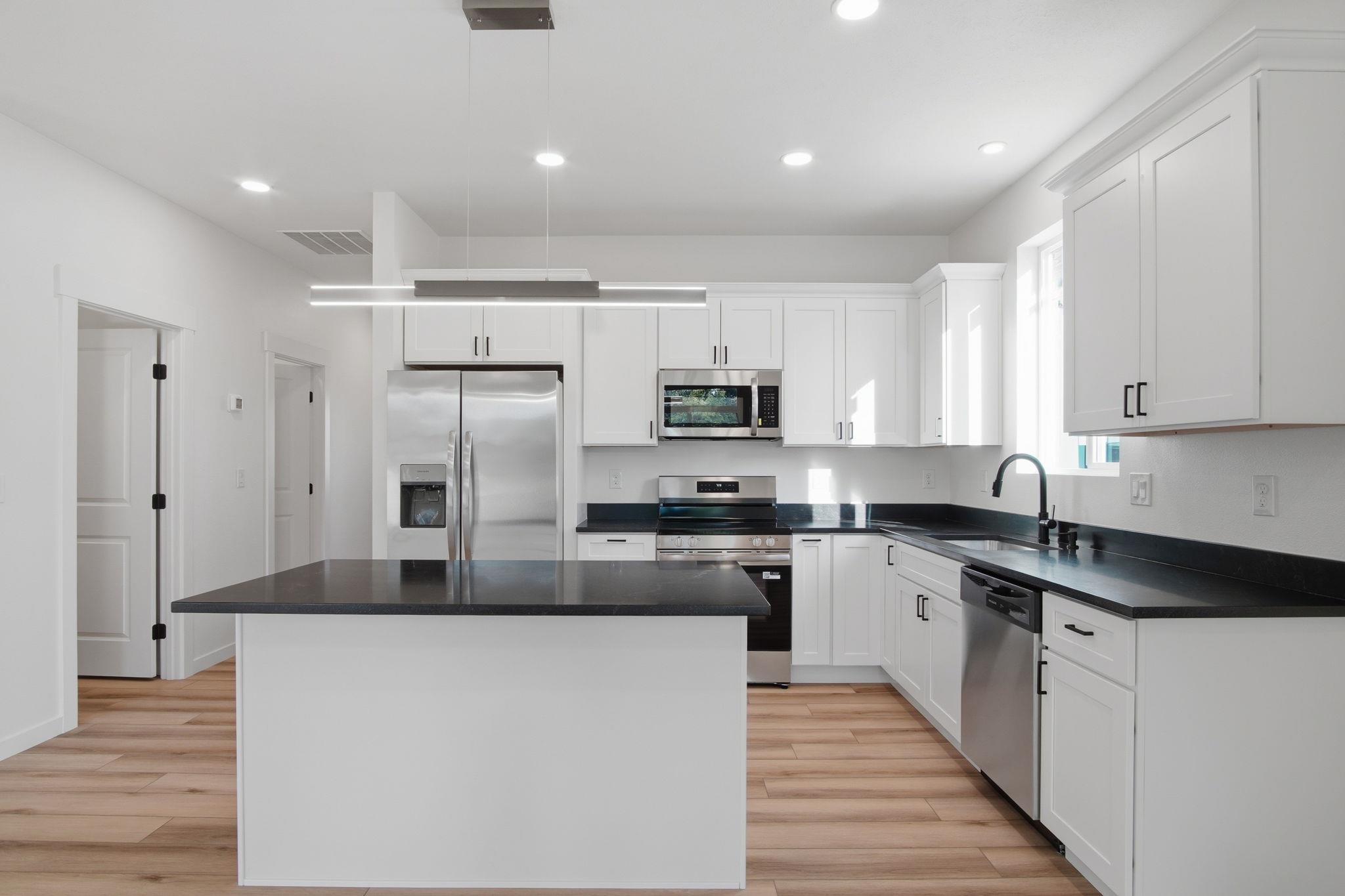 1702 5TH St - Photo 3