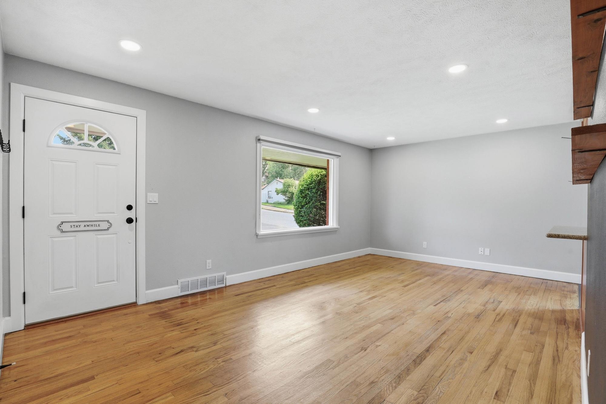 6003 N Greenwood Blvd - Photo 3