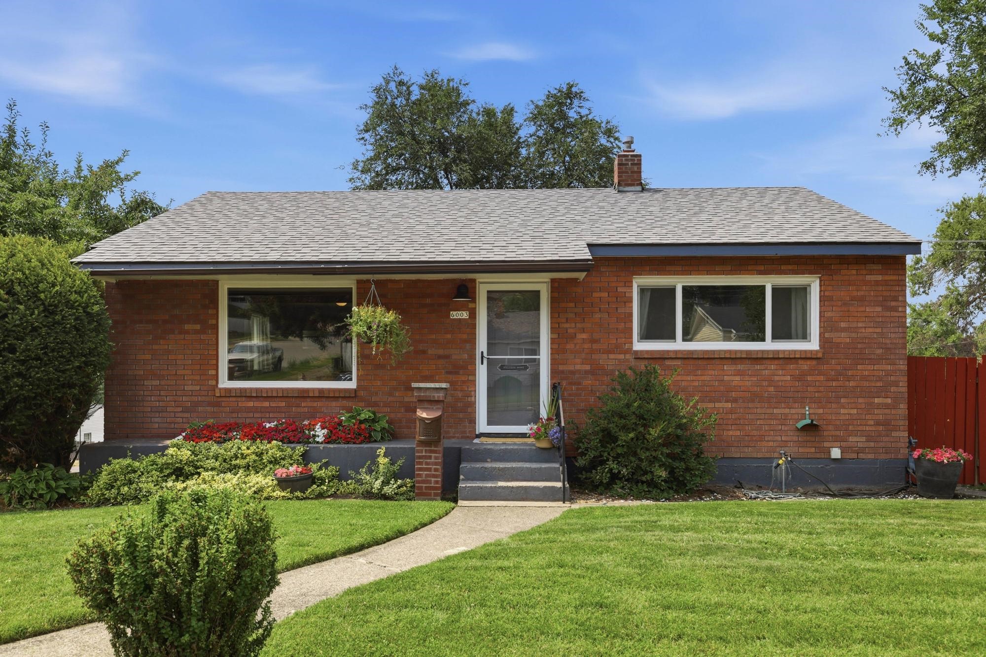 6003 N Greenwood Blvd - Photo 2