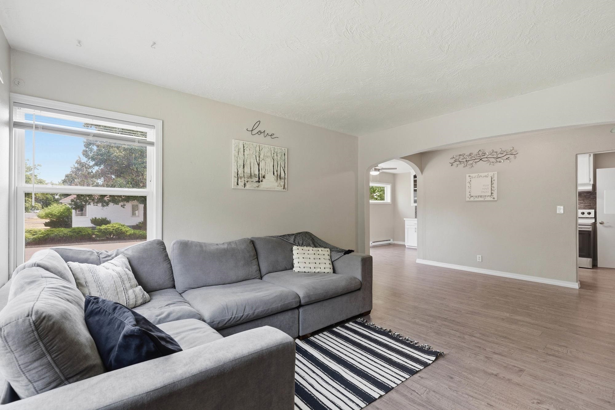 303 W Queen Ave - Photo 3