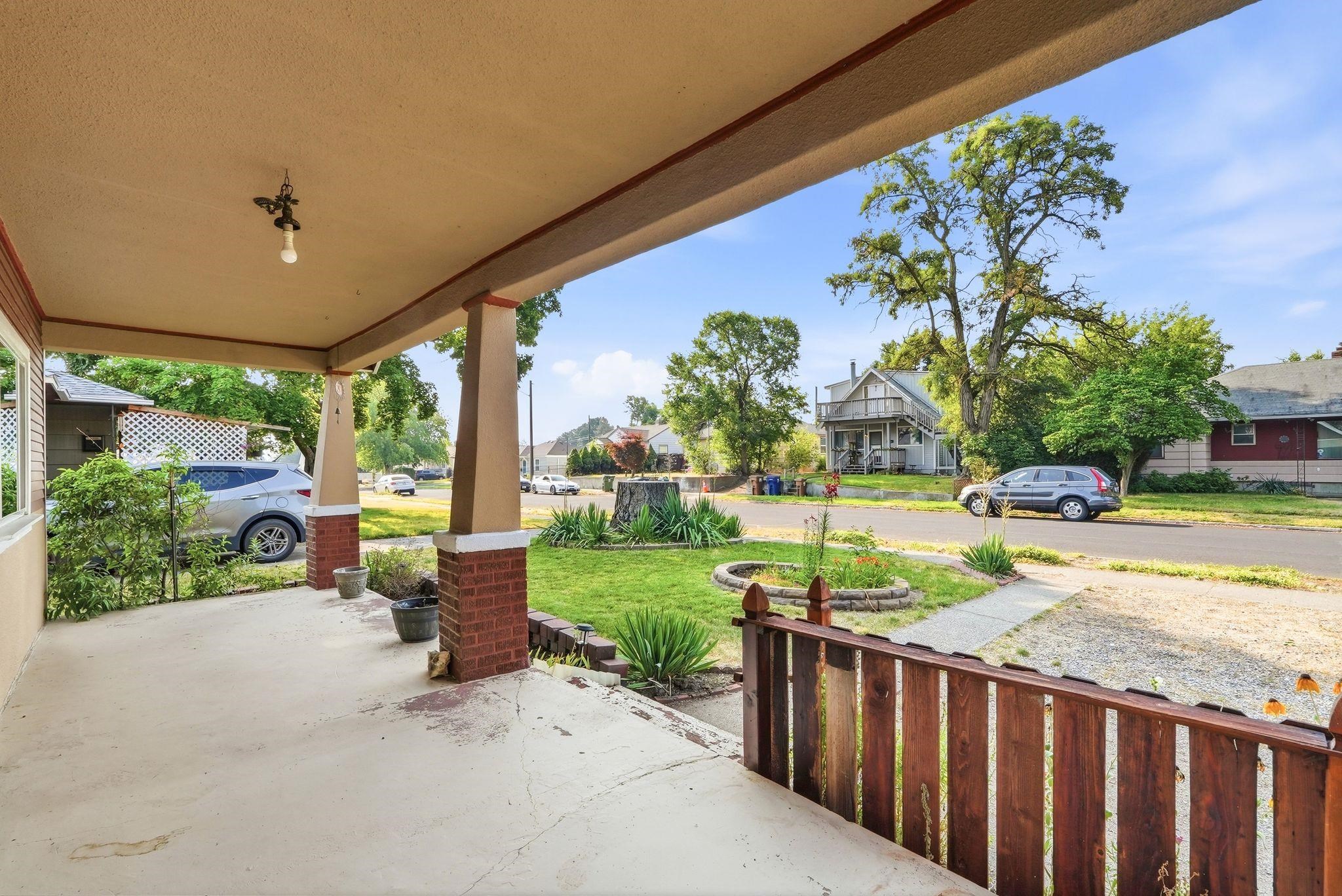 817 E Wabash Ave - Photo 2