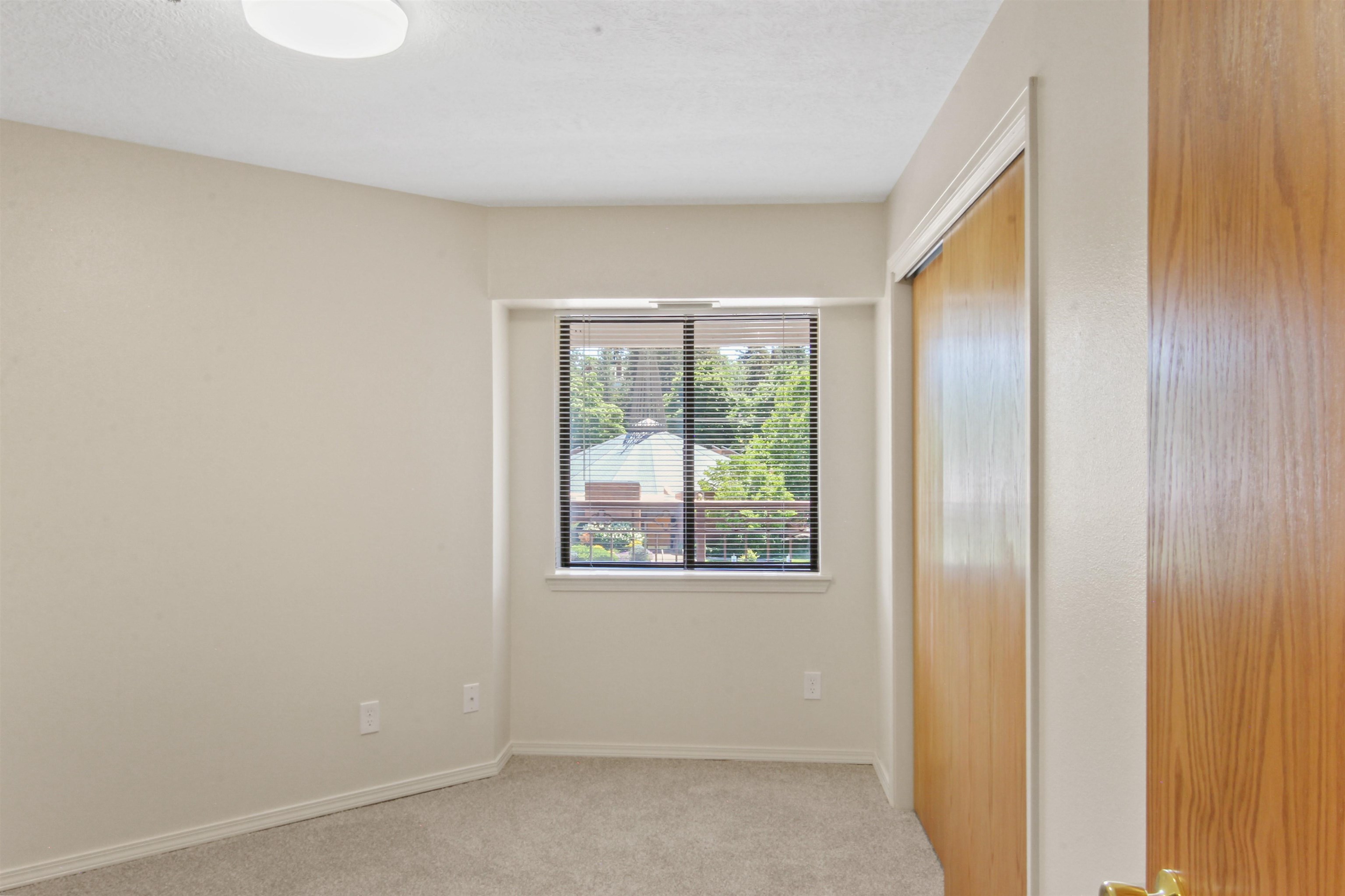 221 E Rockwood Blvd - Photo 10