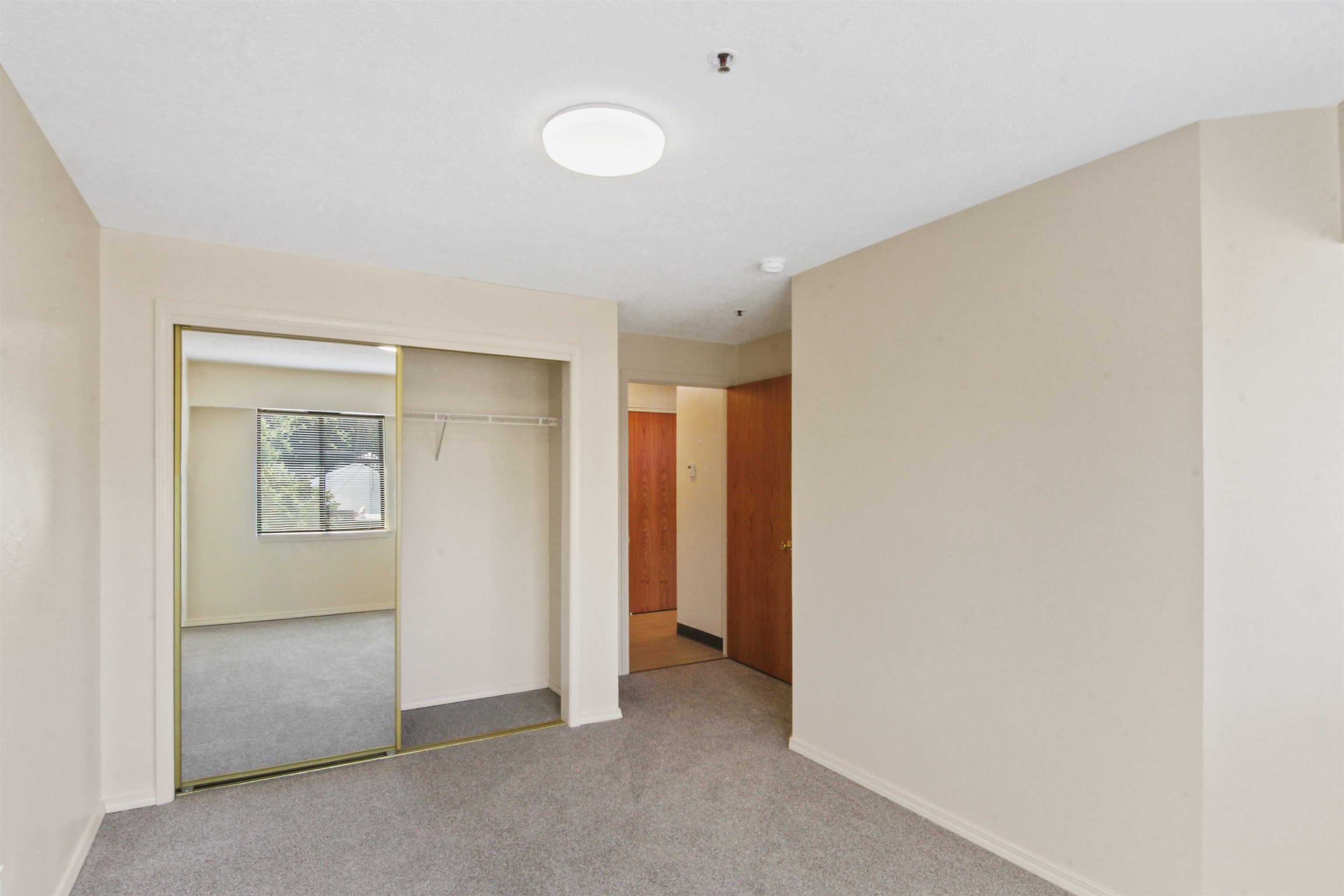 221 E Rockwood Blvd - Photo 8