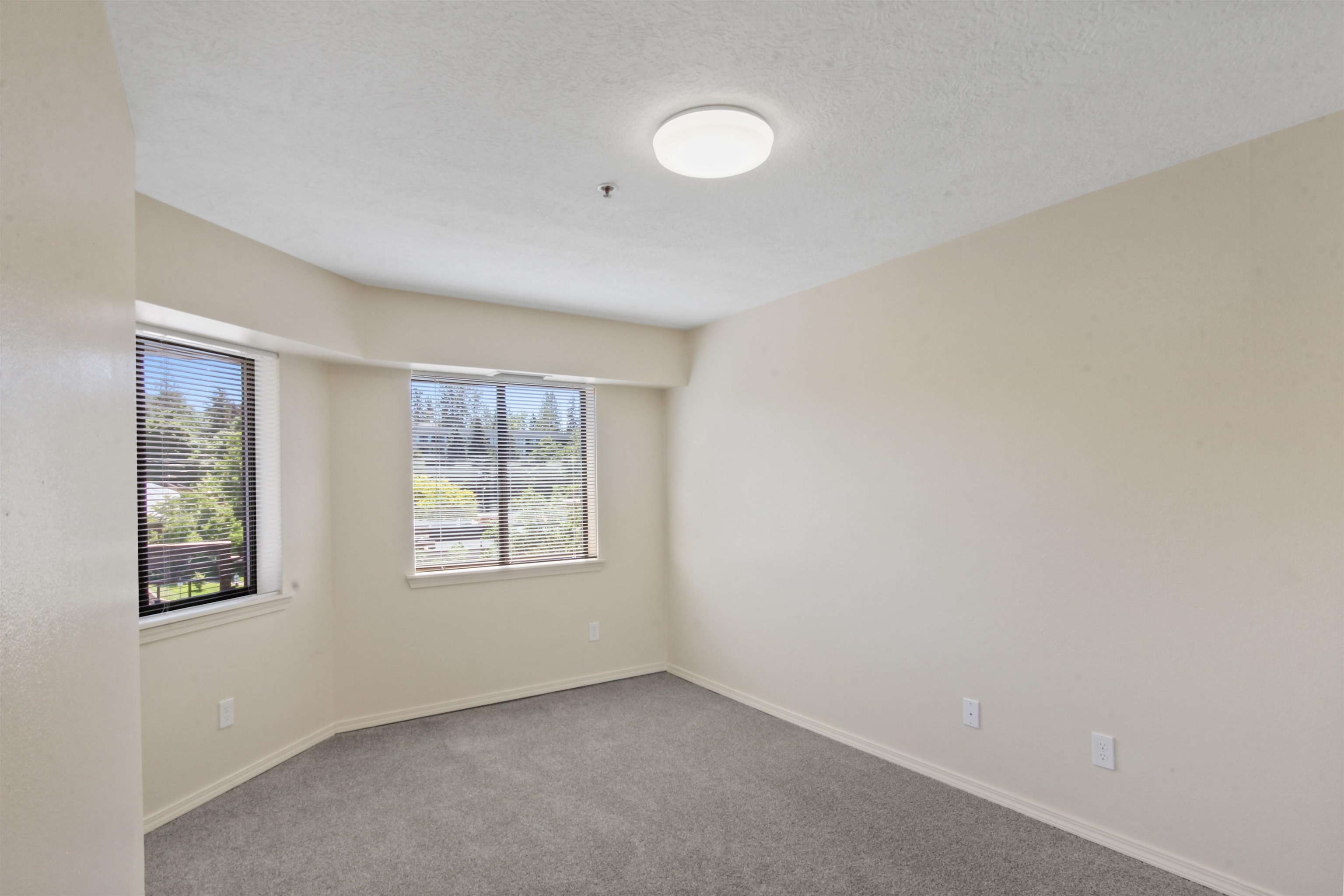 221 E Rockwood Blvd - Photo 9