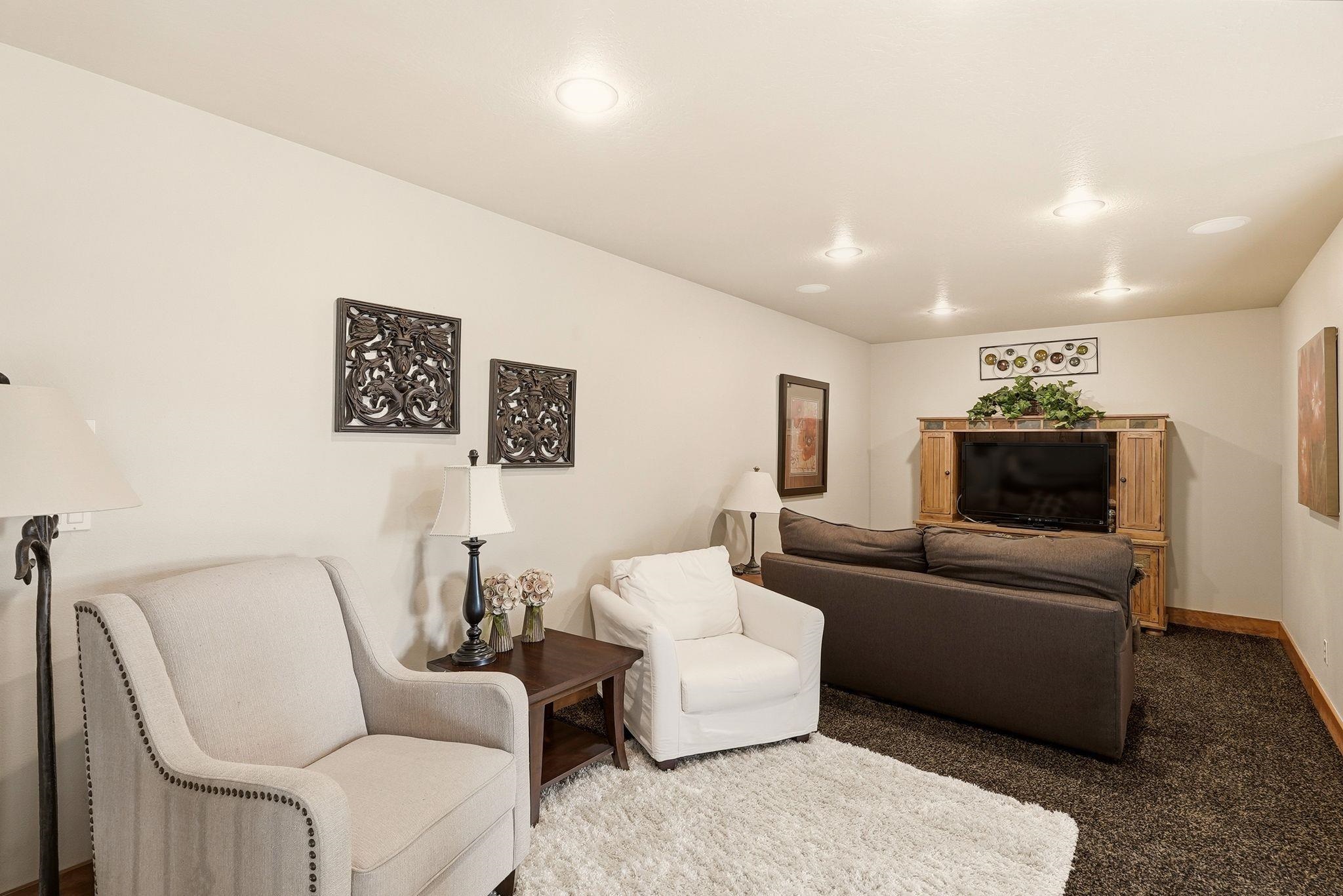8924 E Courtview Ln - Photo 26