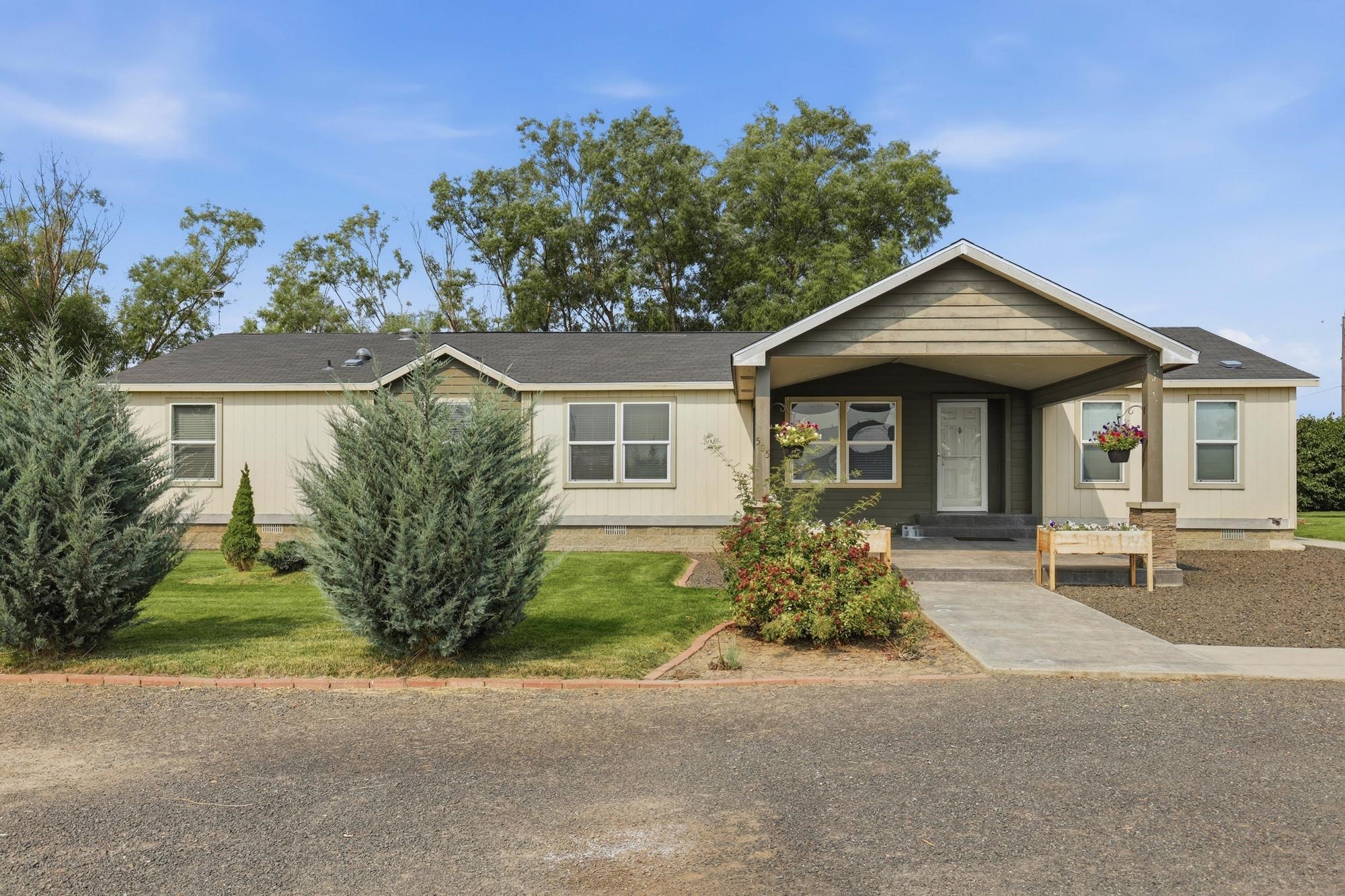505 NE Adams St - Photo 1
