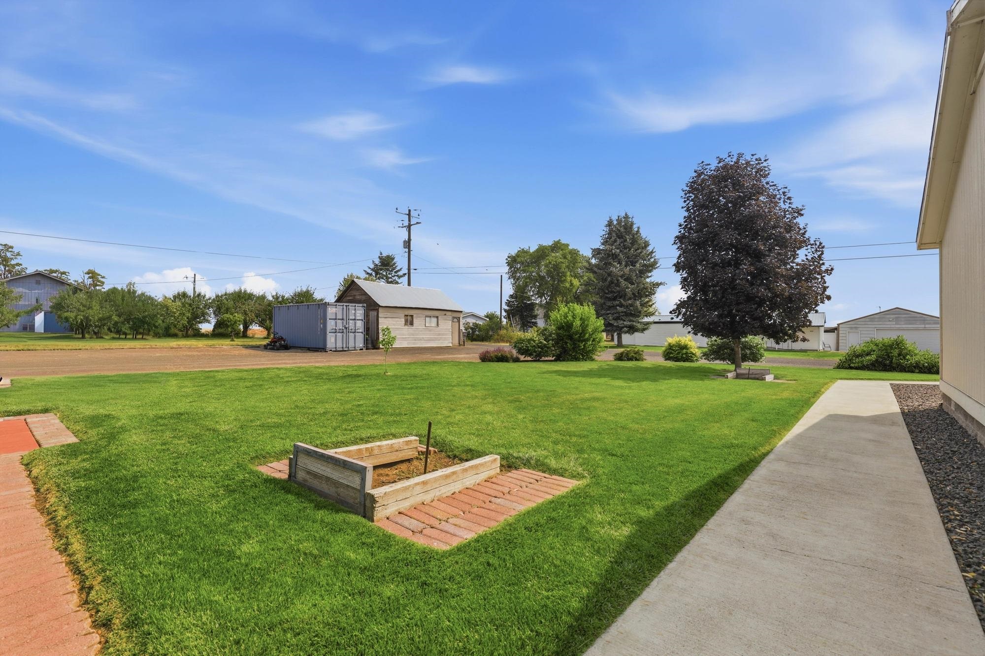 505 NE Adams St - Photo 4