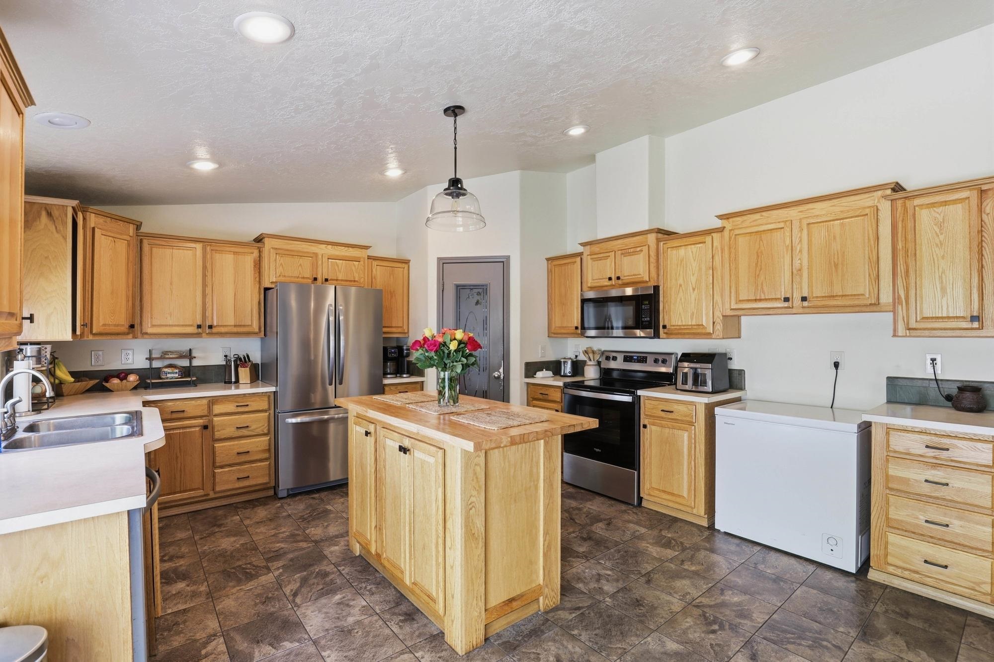505 NE Adams St - Photo 11