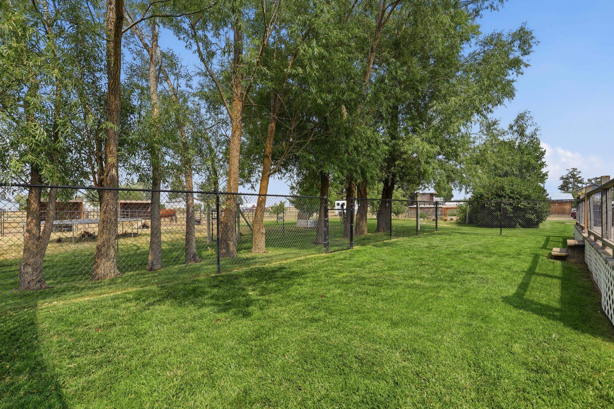 505 NE Adams St - Photo 36