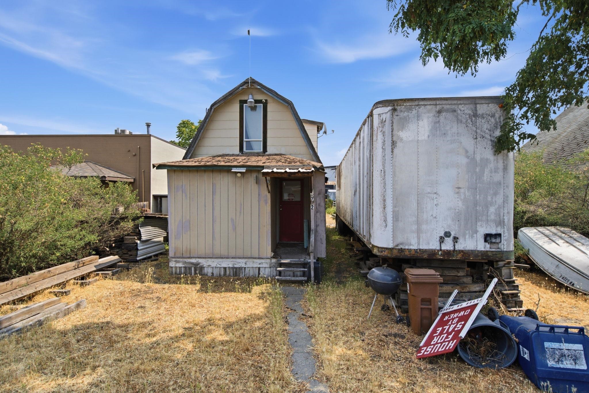 712 N Hogan St - Photo 2