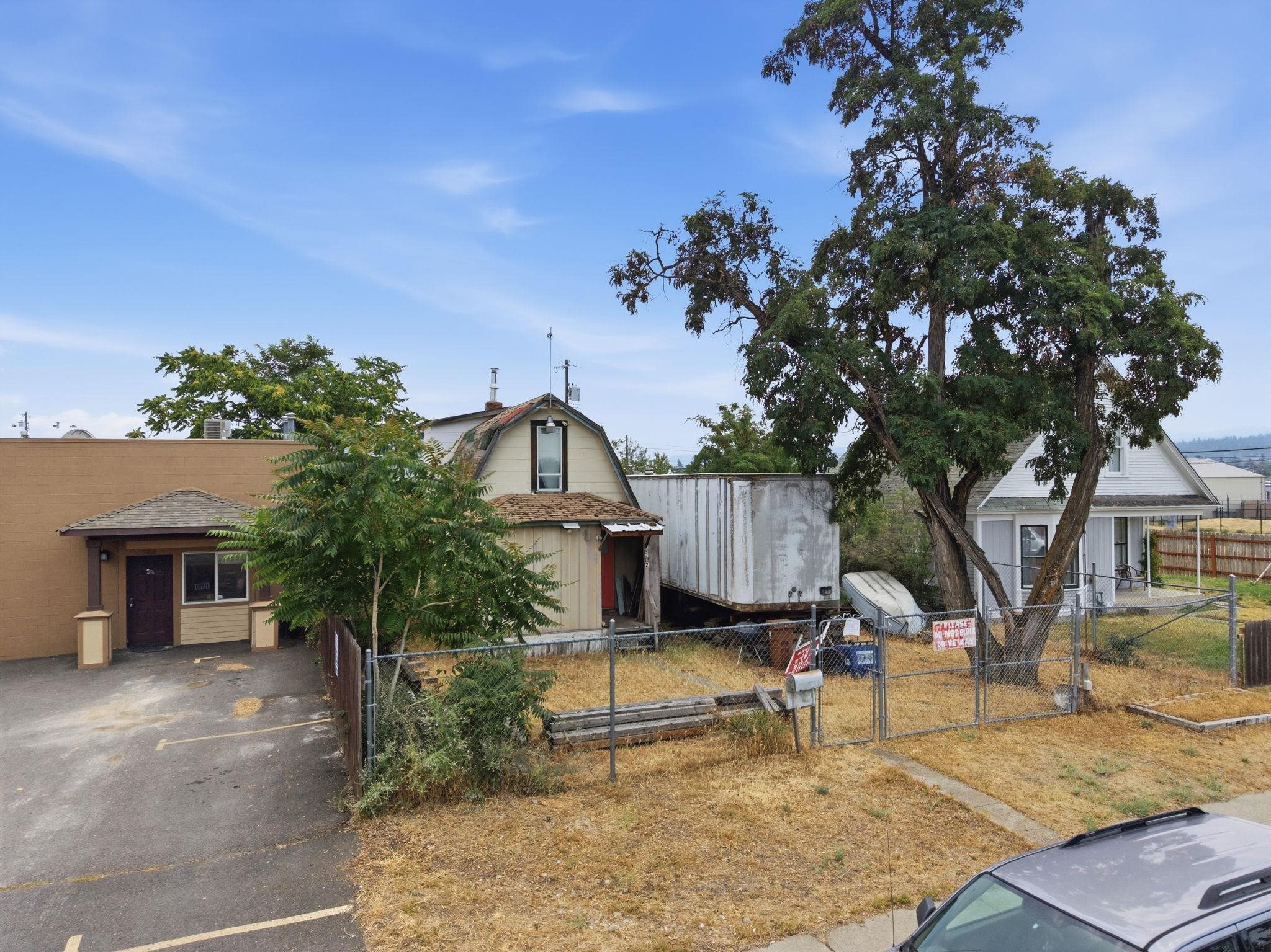 712 N Hogan St - Photo 3
