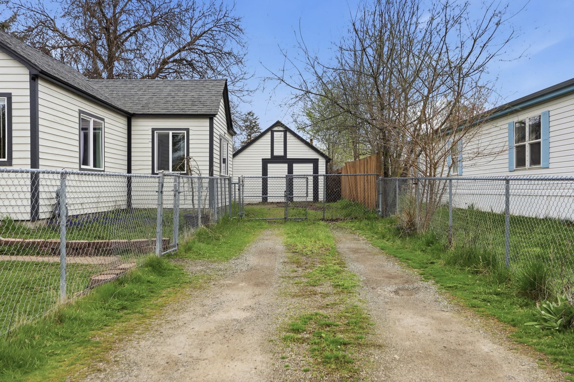 11822 E 6th Ave - Photo 32