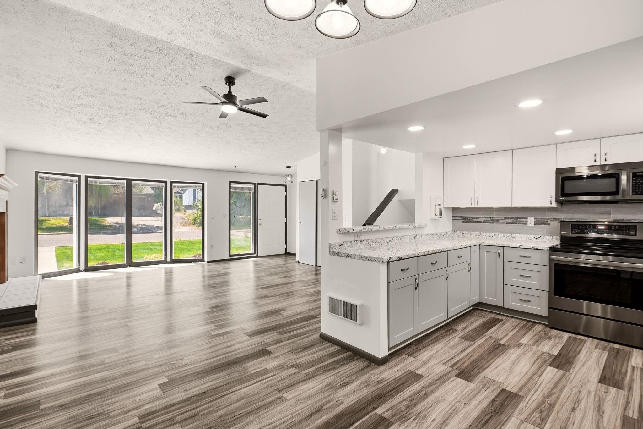 13923 E 9th Ct - Photo 6