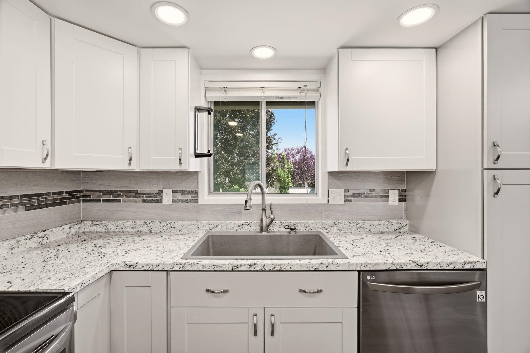 13923 E 9th Ct - Photo 9