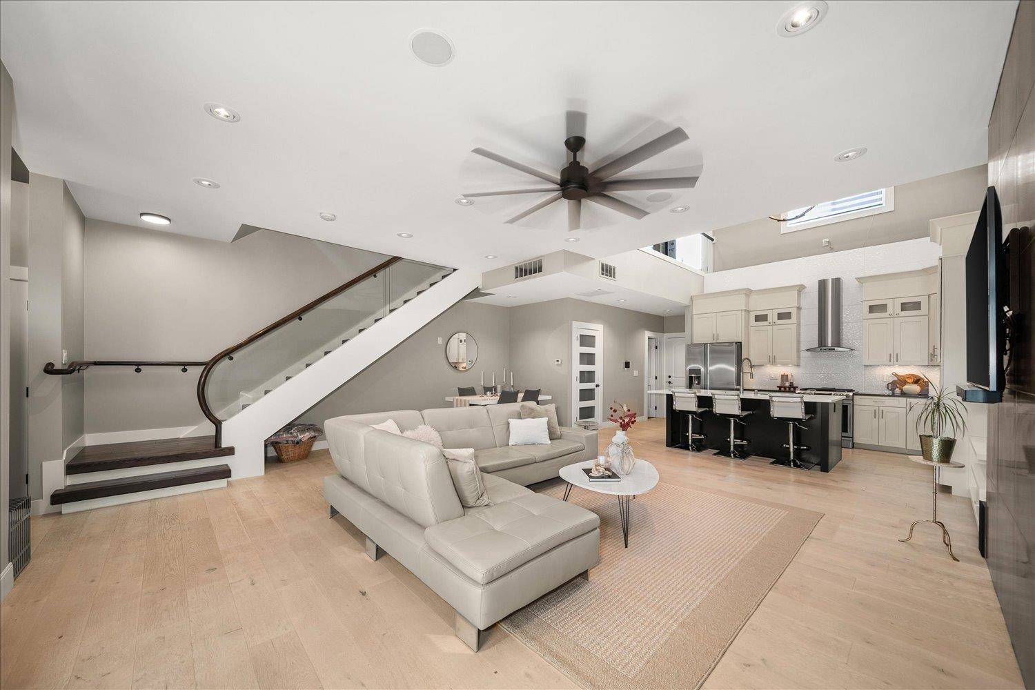 310 E 10th Ave - Photo 3