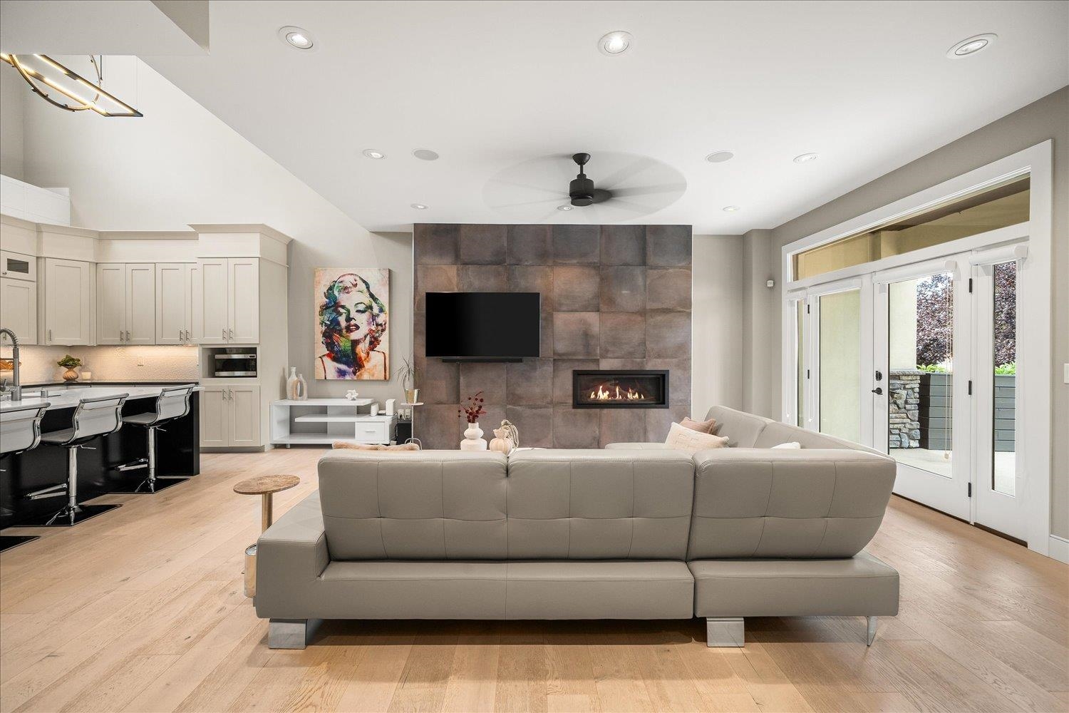 310 E 10th Ave - Photo 4