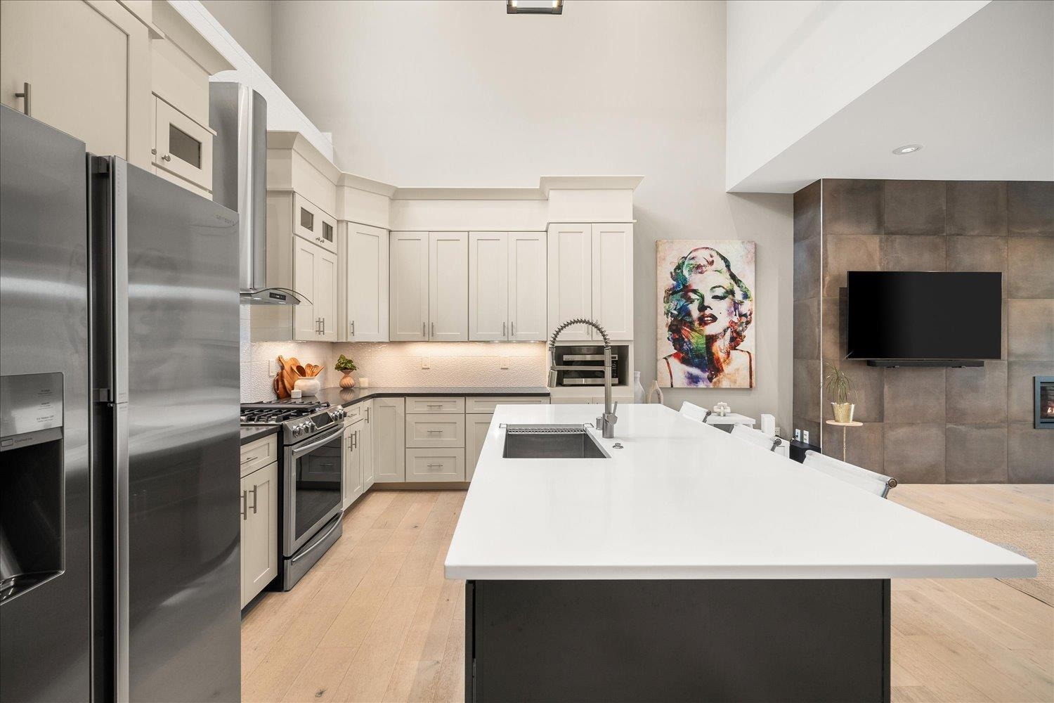 310 E 10th Ave - Photo 9