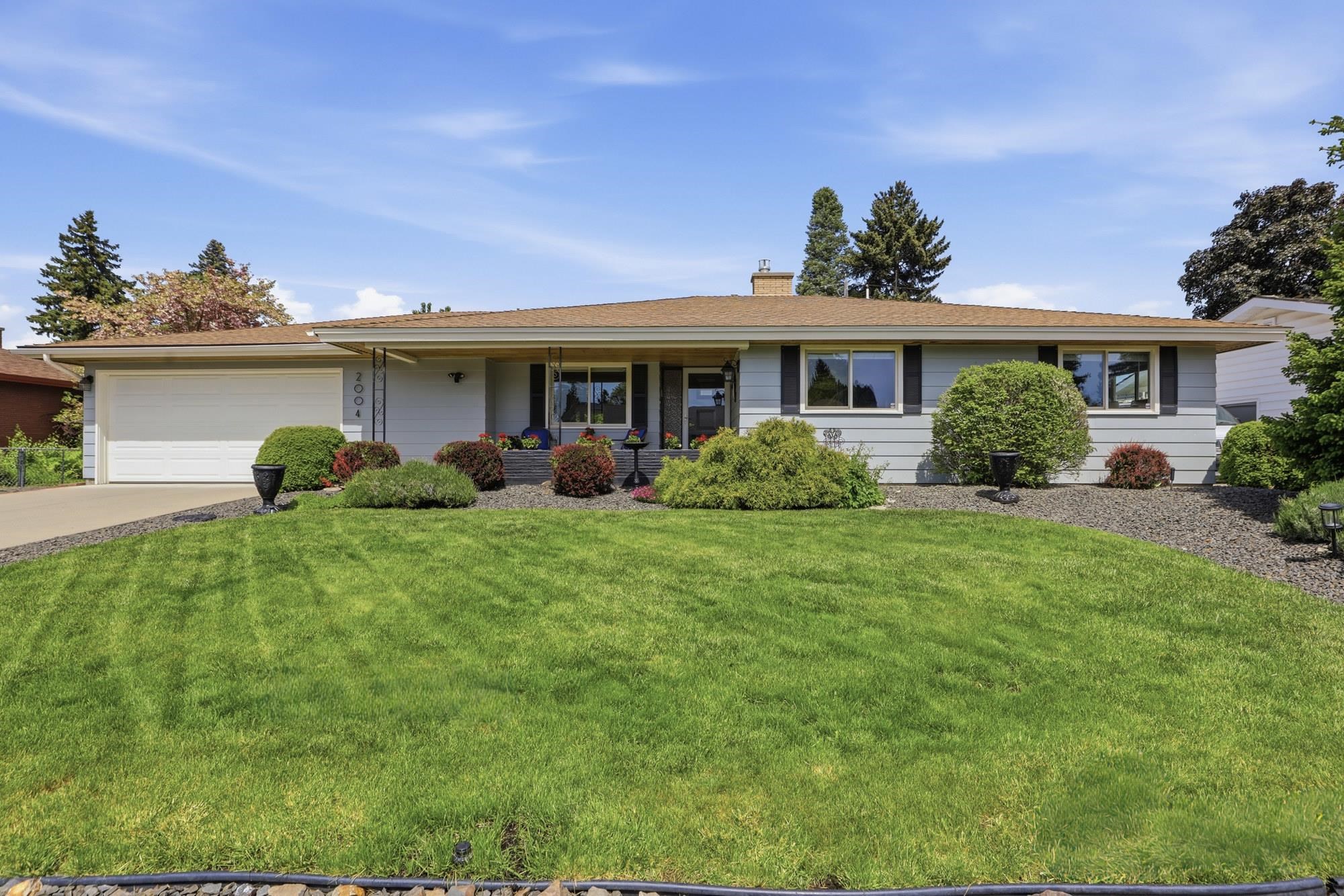 2004 W Courtland Ave - Photo 1