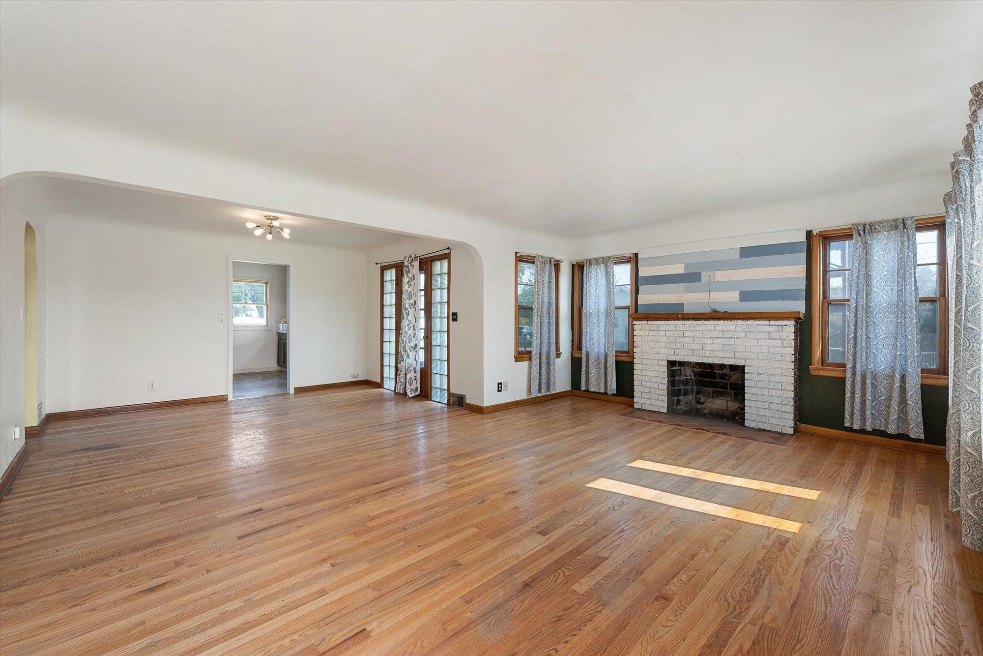 227 E Crown Ave - Photo 3