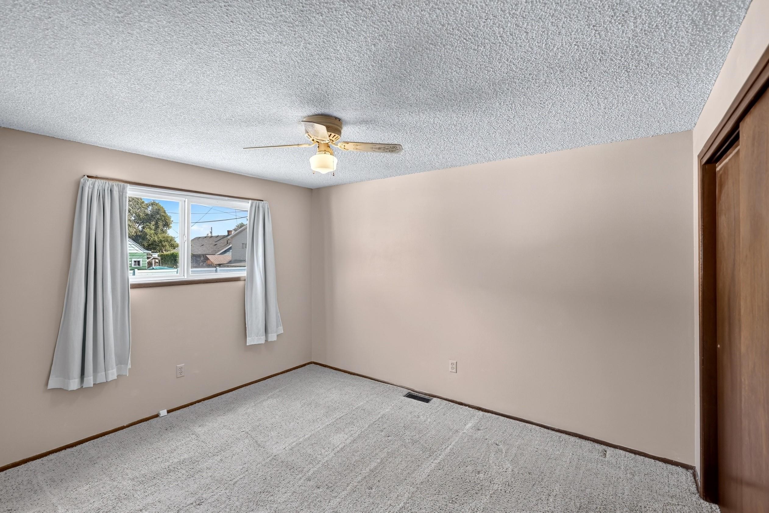 1927 E Hoffman Ave - Photo 18