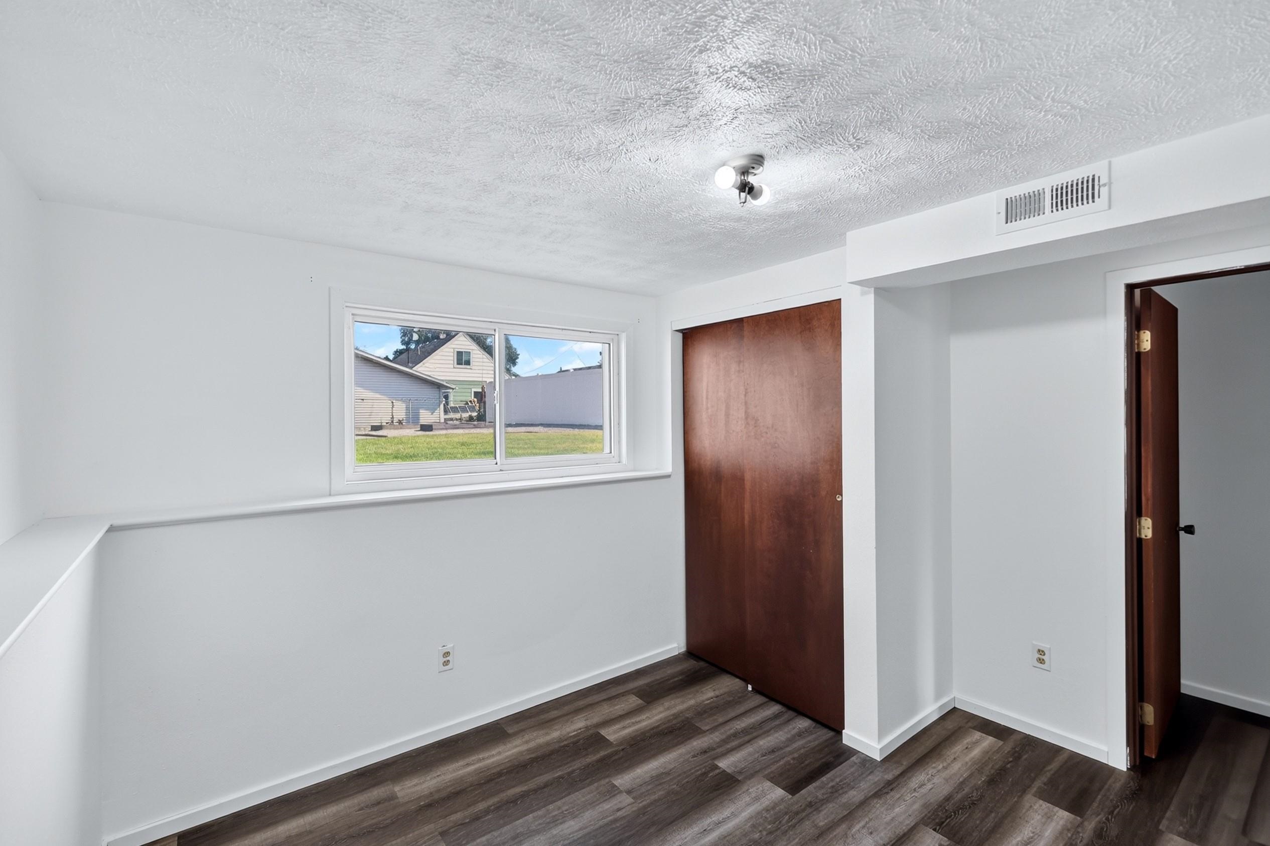 1927 E Hoffman Ave - Photo 31