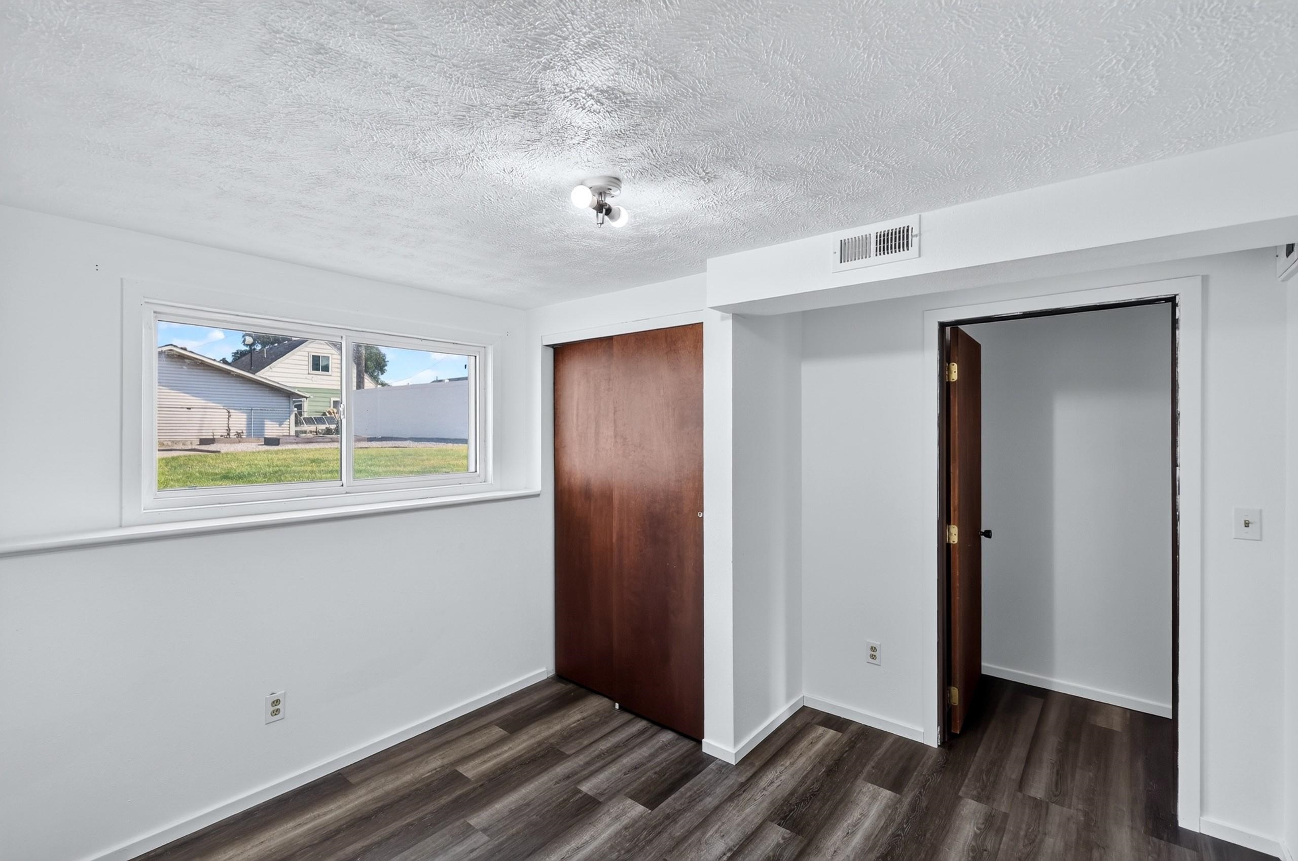 1927 E Hoffman Ave - Photo 32