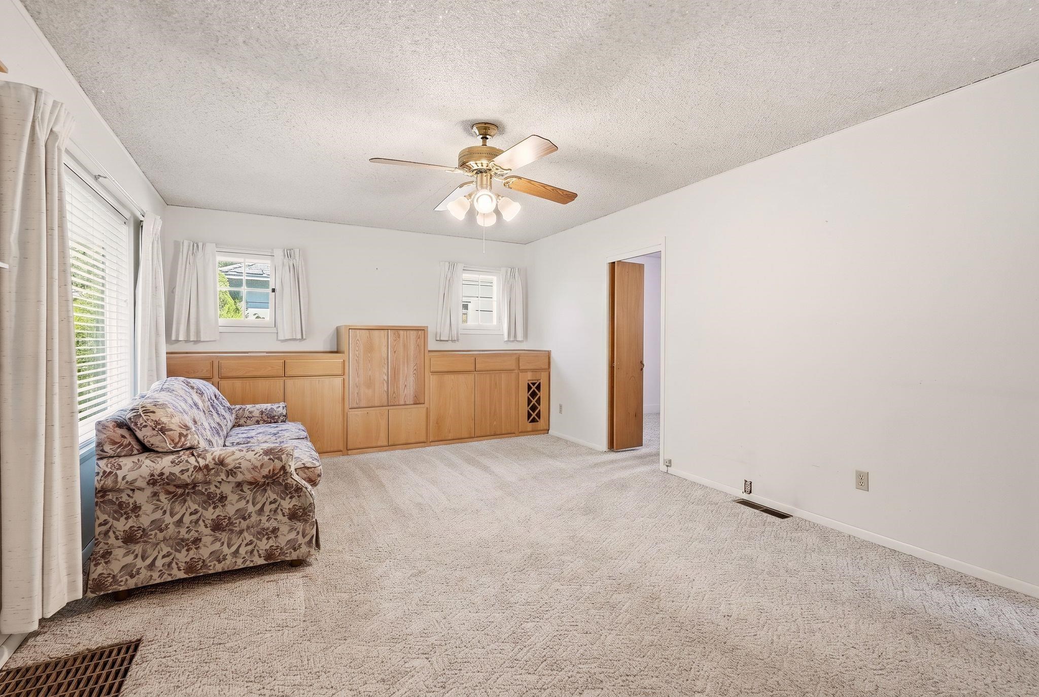 421 E Courtland Ave - Photo 4