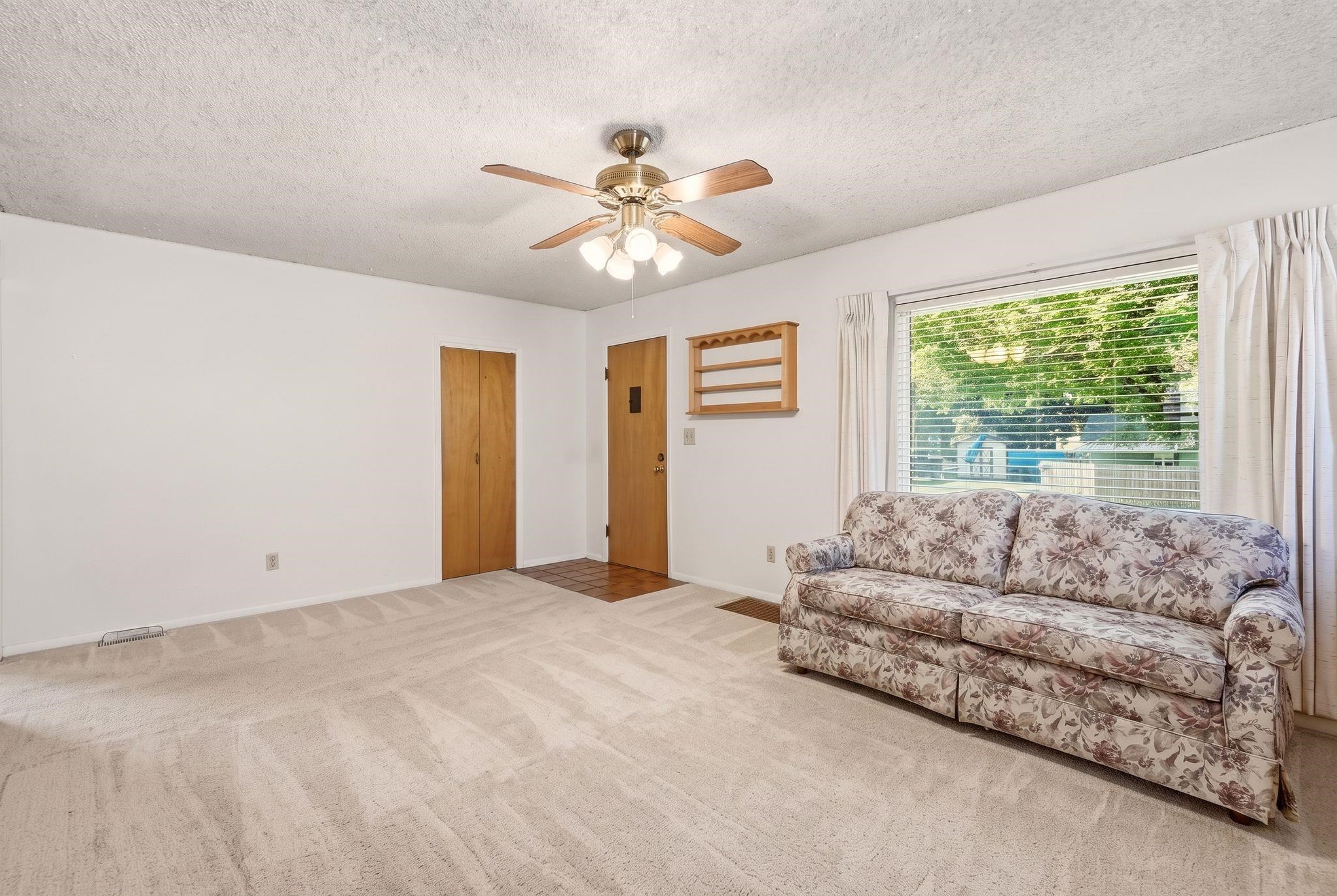421 E Courtland Ave - Photo 6
