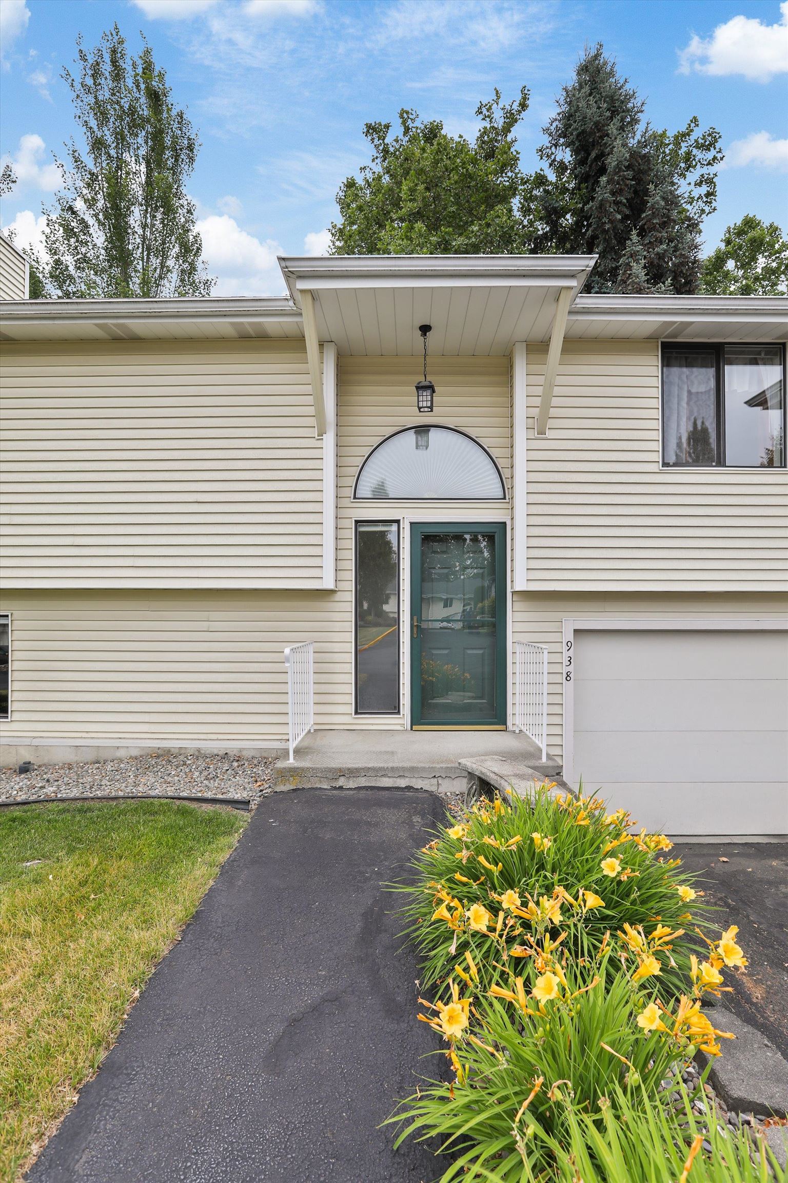 938 E Calkins Dr - Photo 3