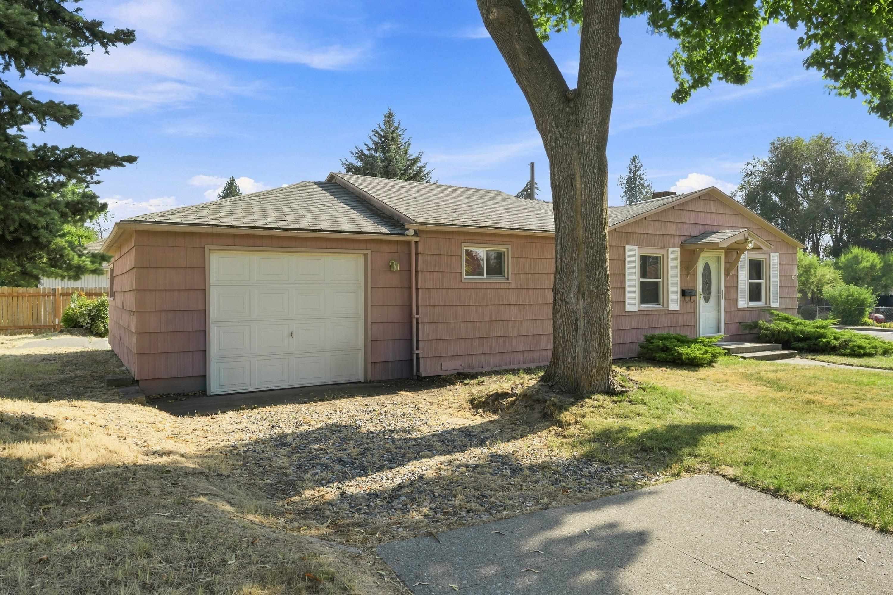 1129 W Bismark Ave - Photo 2