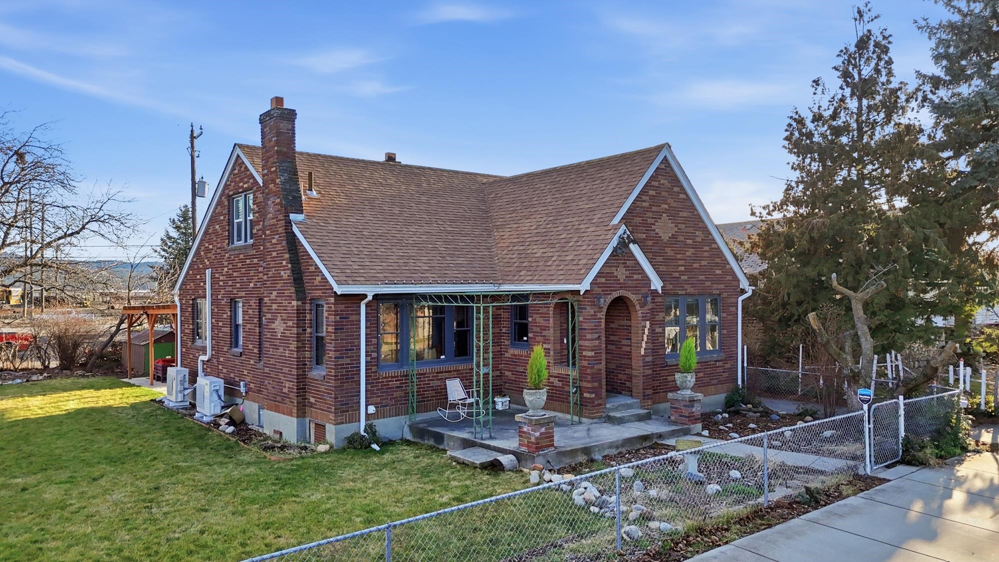 5038 E Commerce Ave - Photo 1