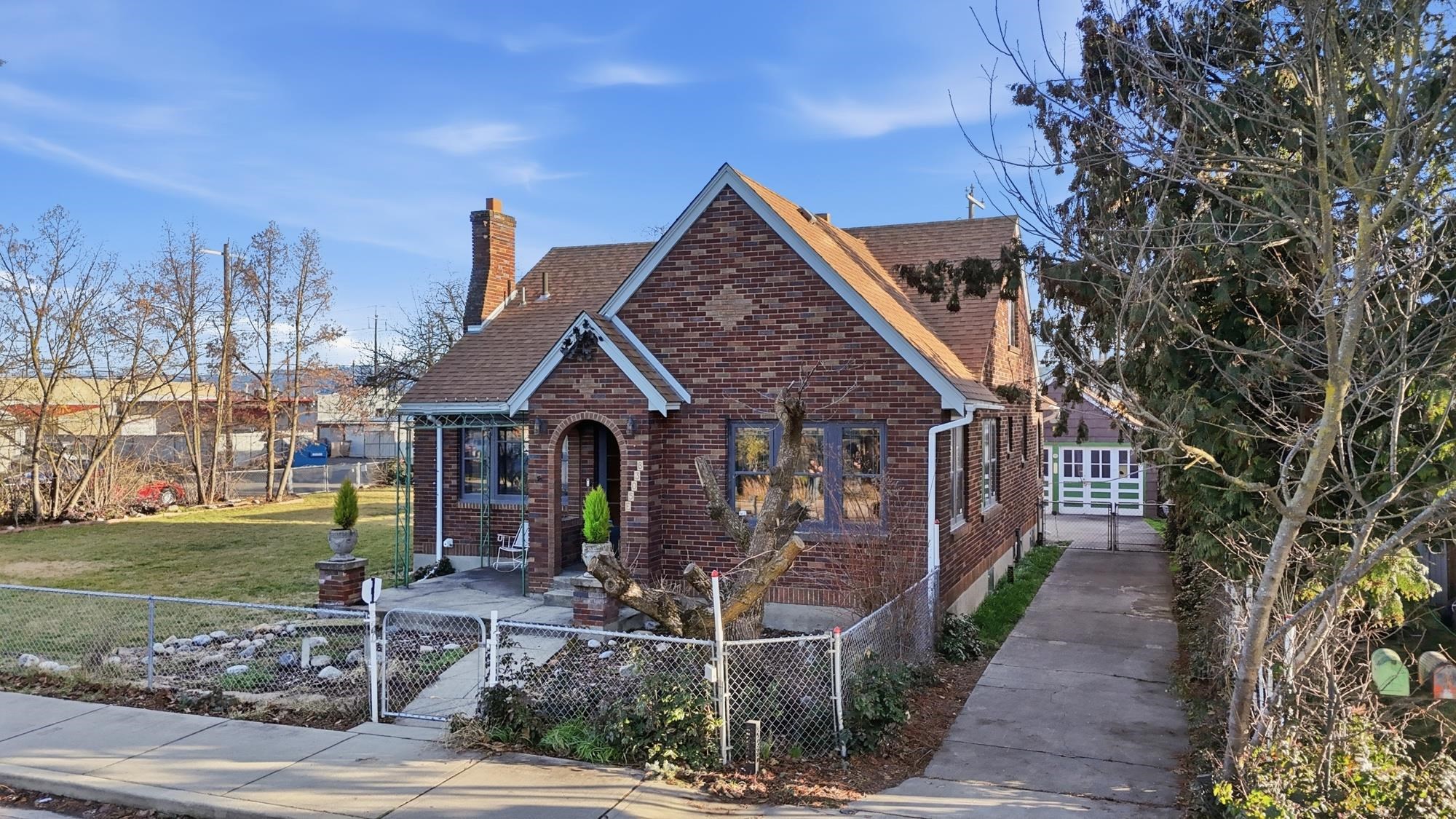 5038 E Commerce Ave - Photo 2