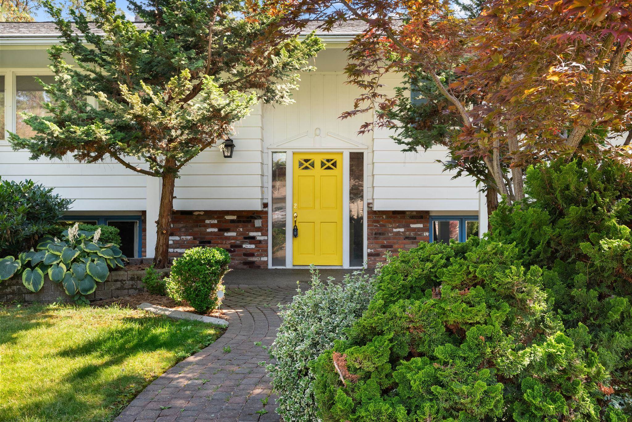 2504 E 40TH Ave - Photo 2