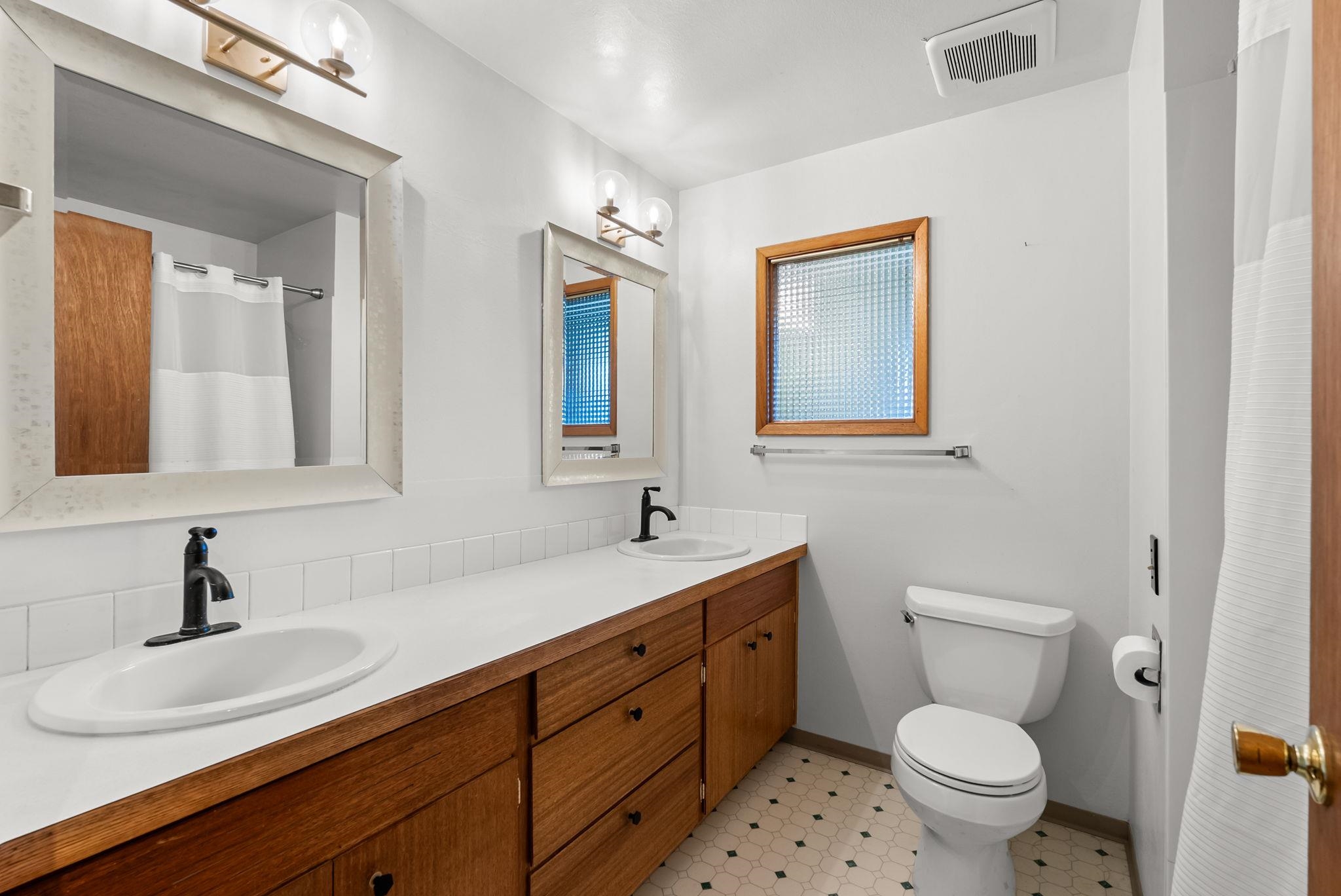2504 E 40TH Ave - Photo 25