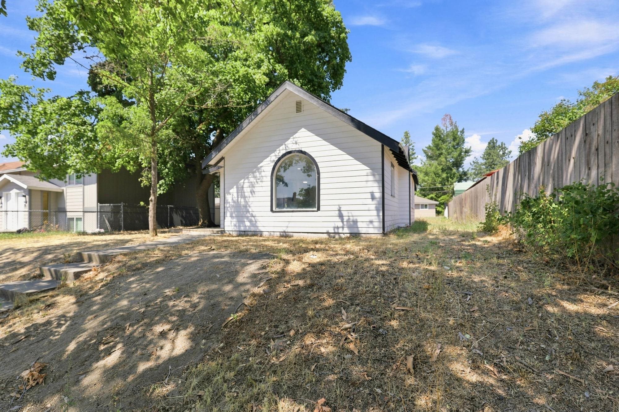 1103 E Broad Ave - Photo 2