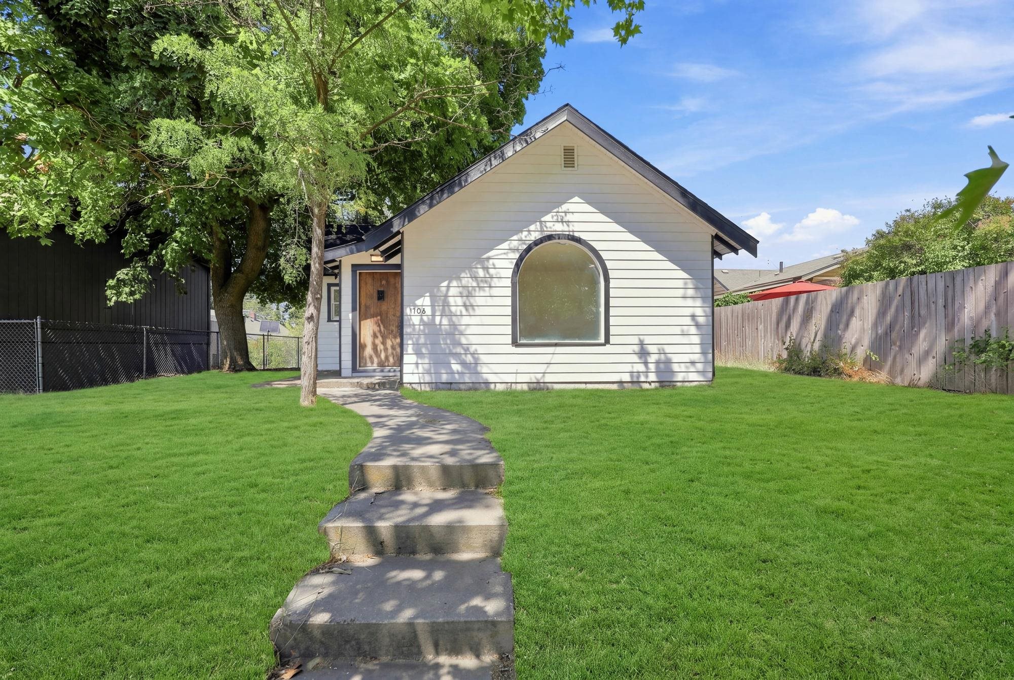 1103 E Broad Ave - Photo 1