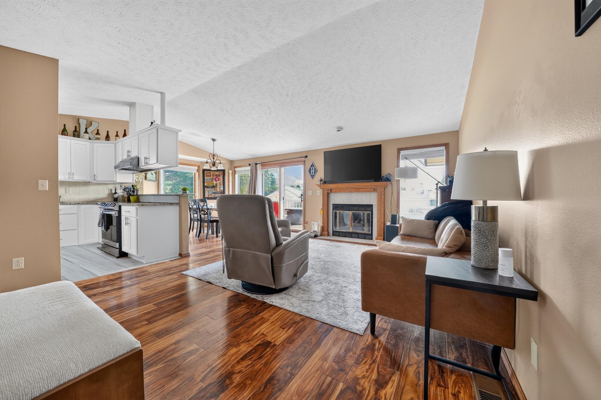3821 S Alder Dr - Photo 2