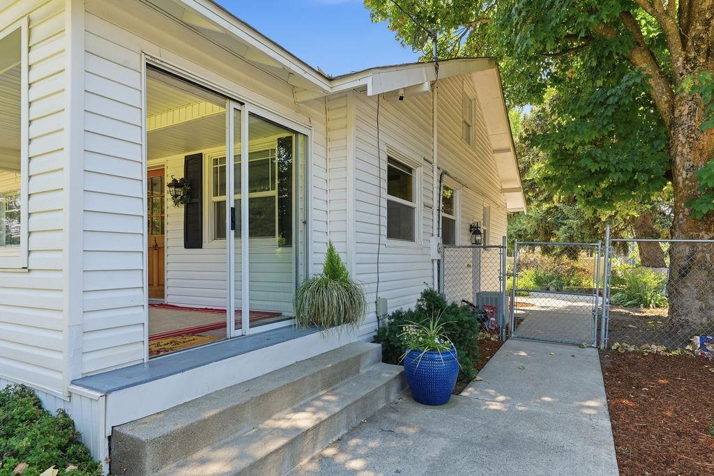 13804 E 16th Ave - Photo 2