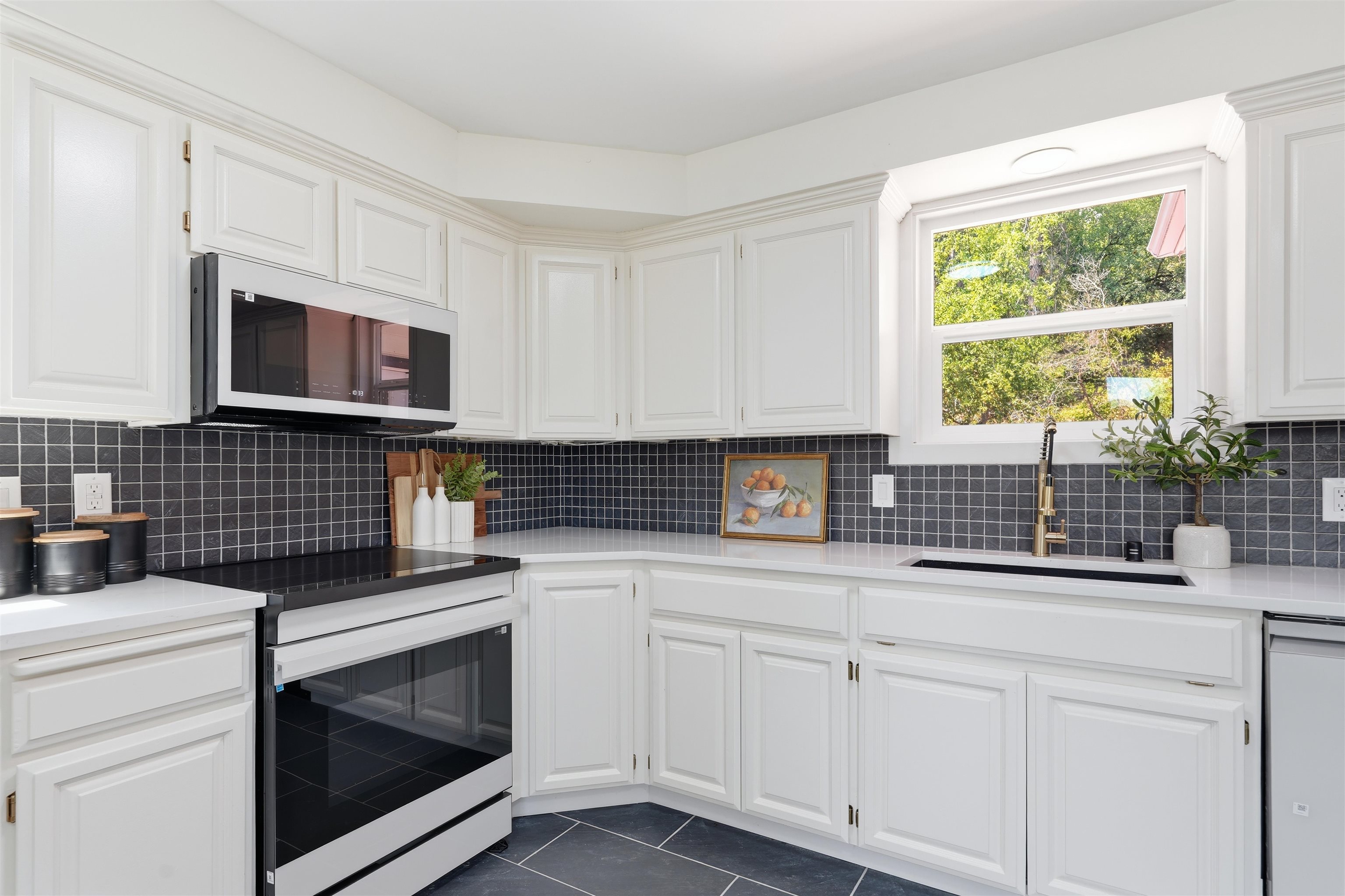 3660 W Rosamond Ave - Photo 9