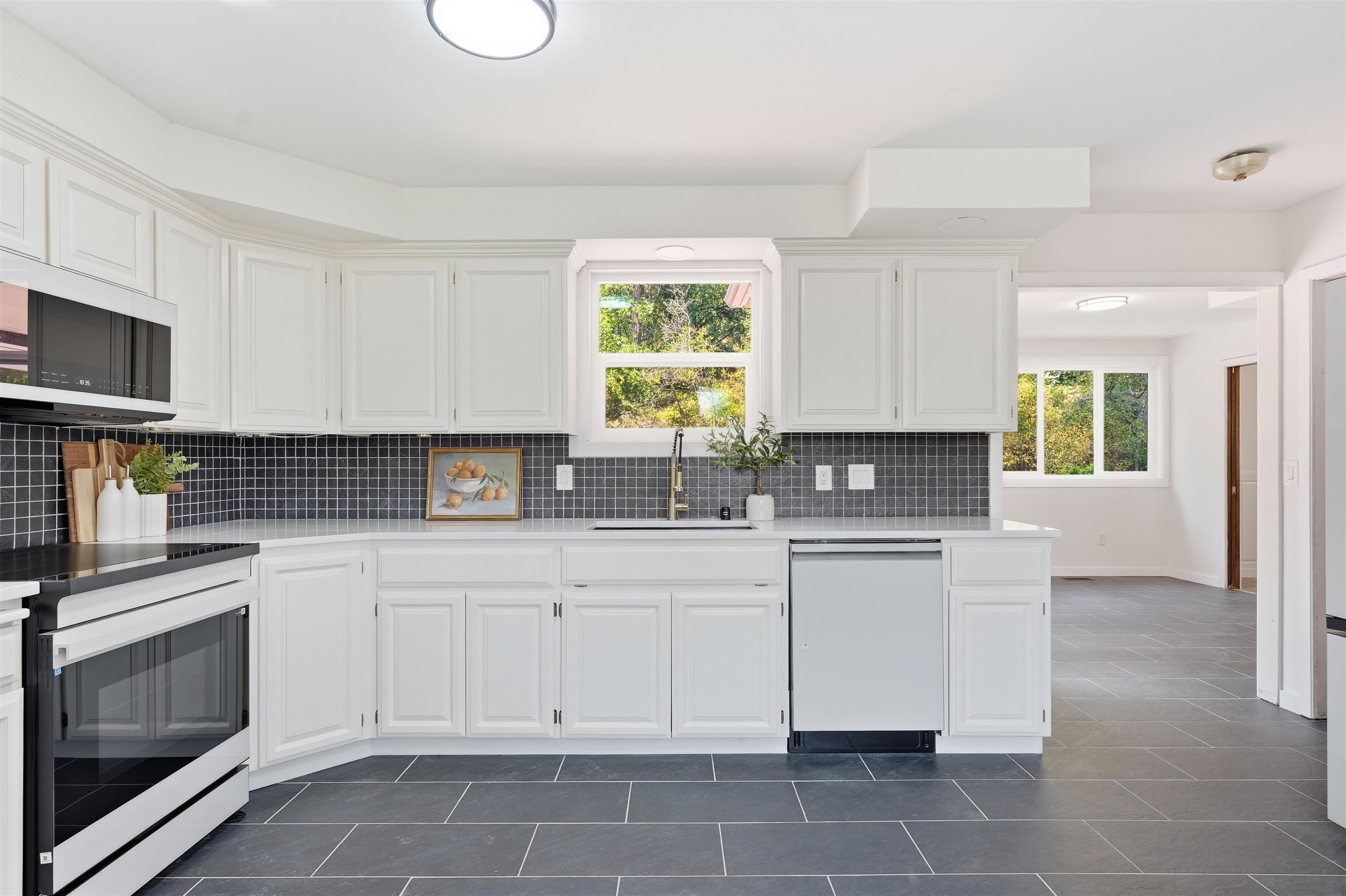 3660 W Rosamond Ave - Photo 11