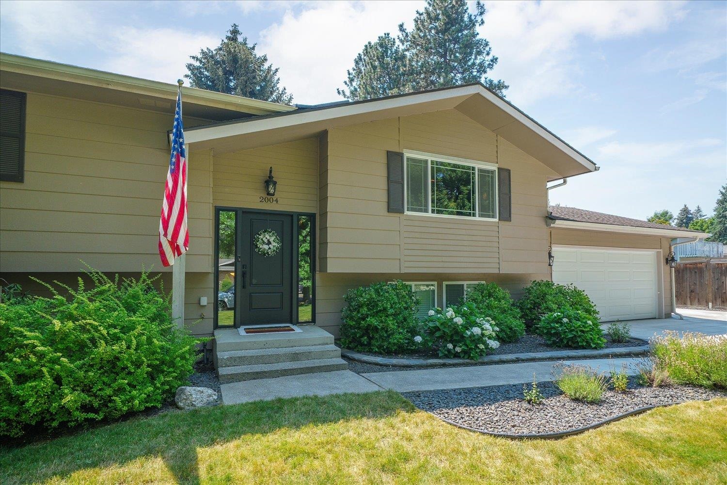 2004 E 55th Ave - Photo 2