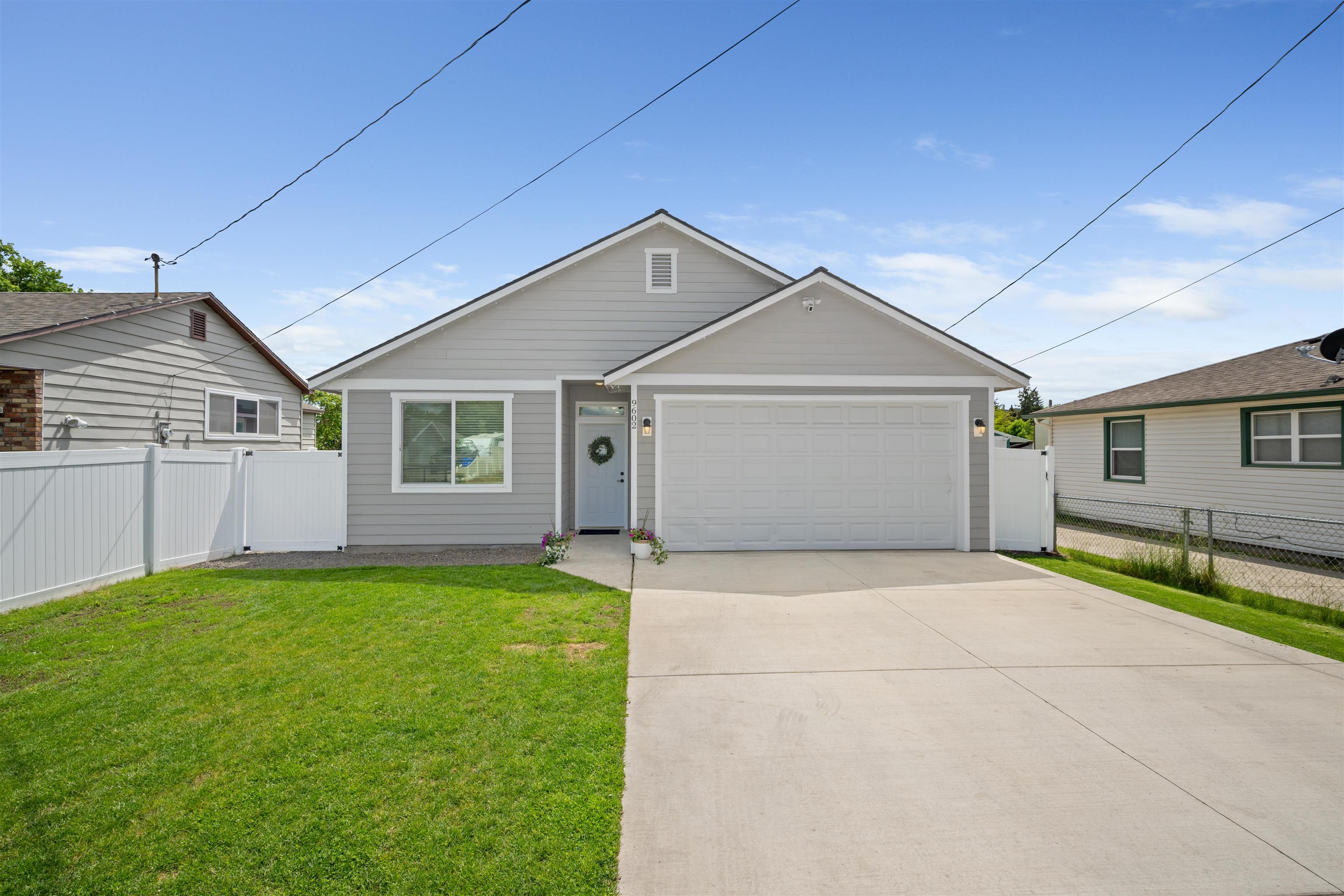 9602 E Valleyway Ave - Photo 1