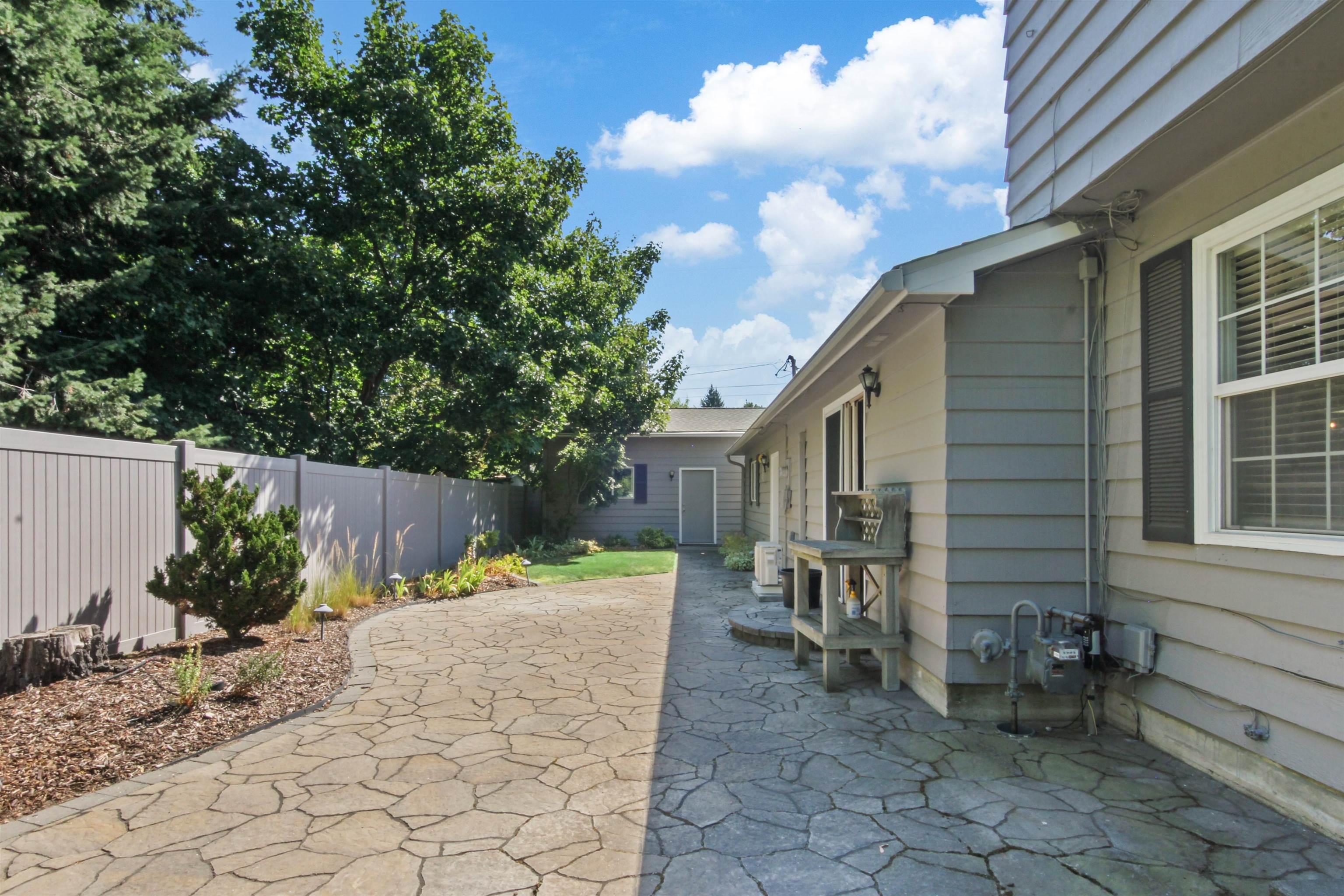 2201 E 42nd Ave - Photo 28